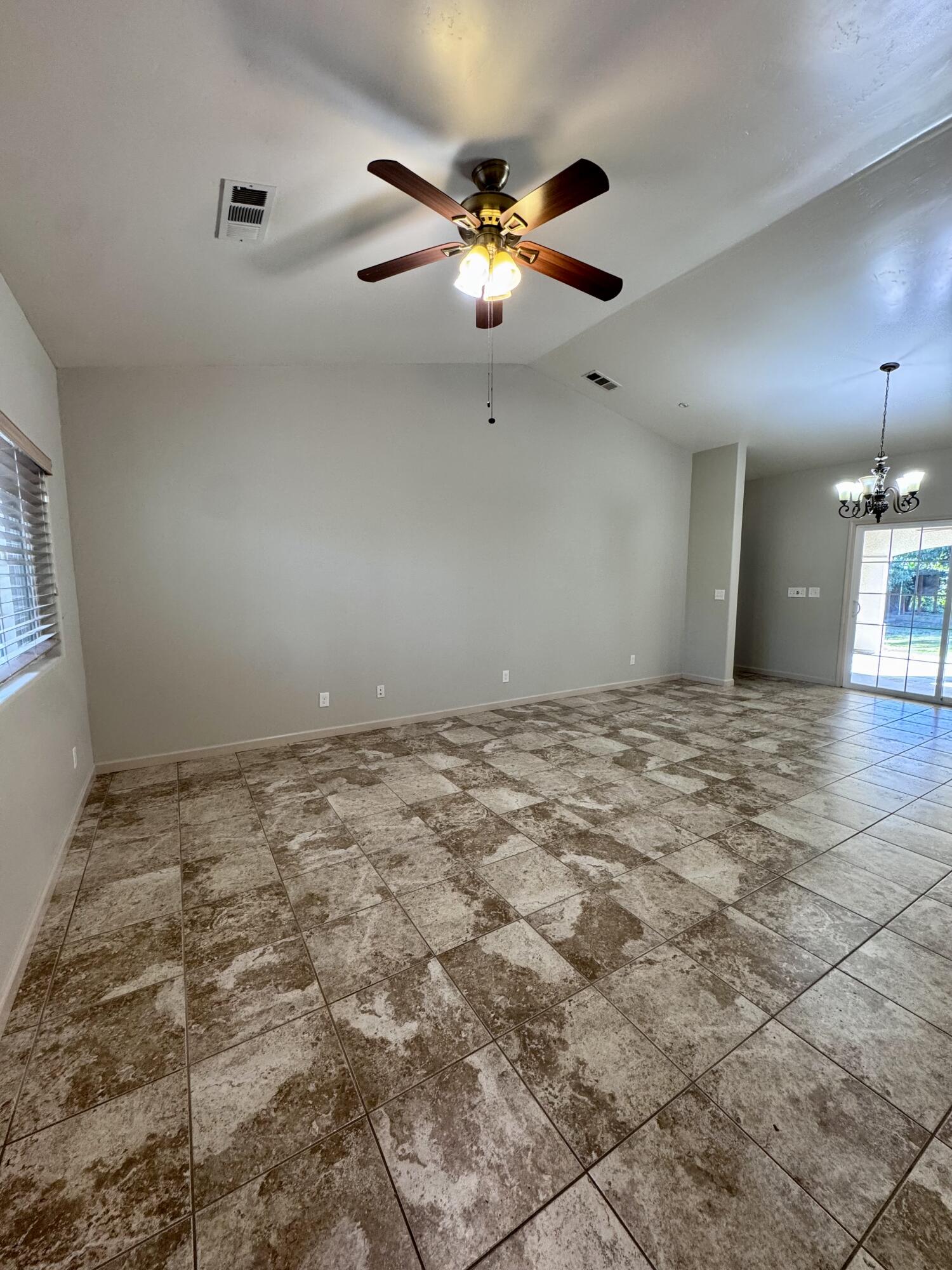 835 E Costner St, Farmersville, CA 93223