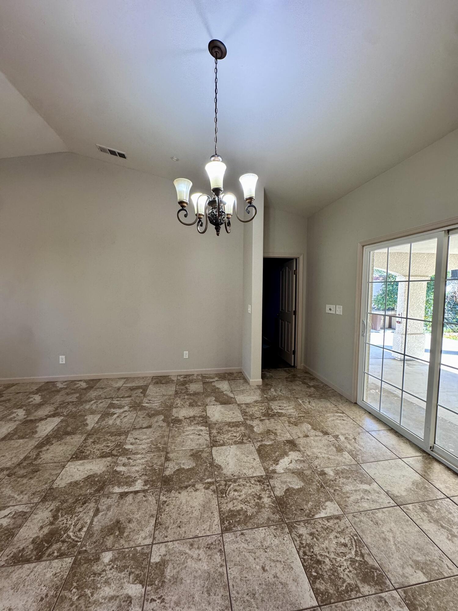 835 E Costner St, Farmersville, CA 93223