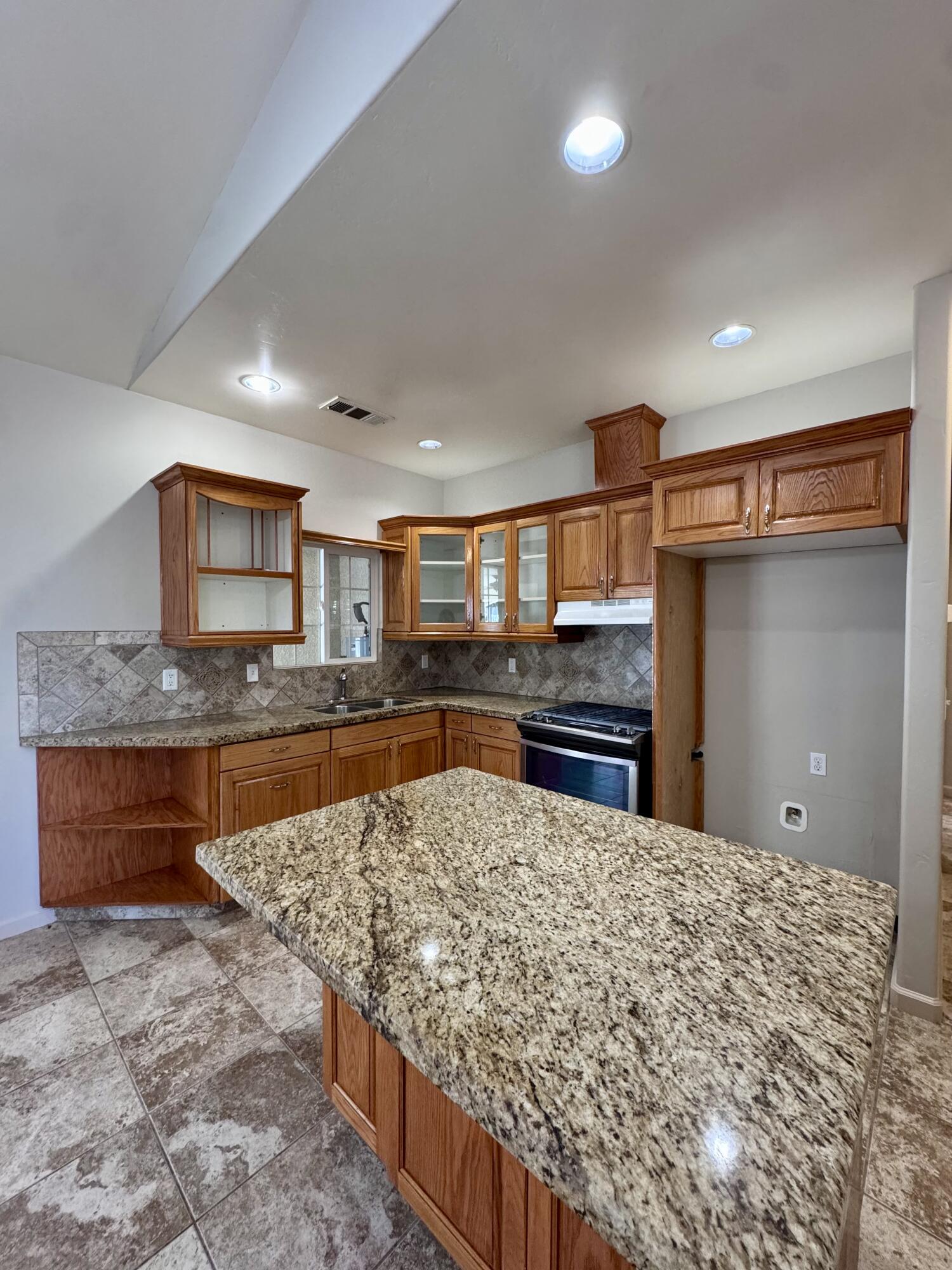 835 E Costner St, Farmersville, CA 93223