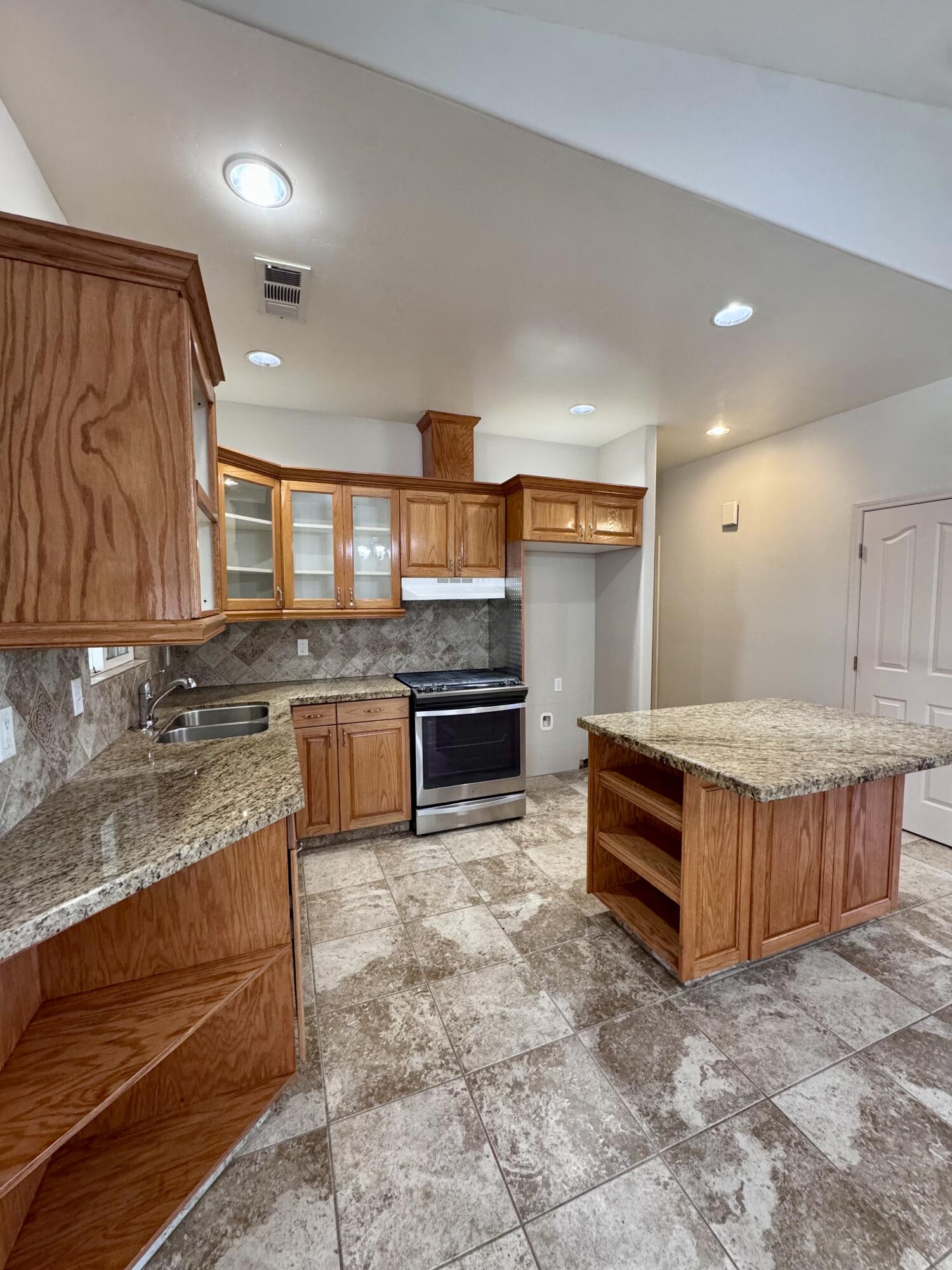 835 E Costner St, Farmersville, CA 93223