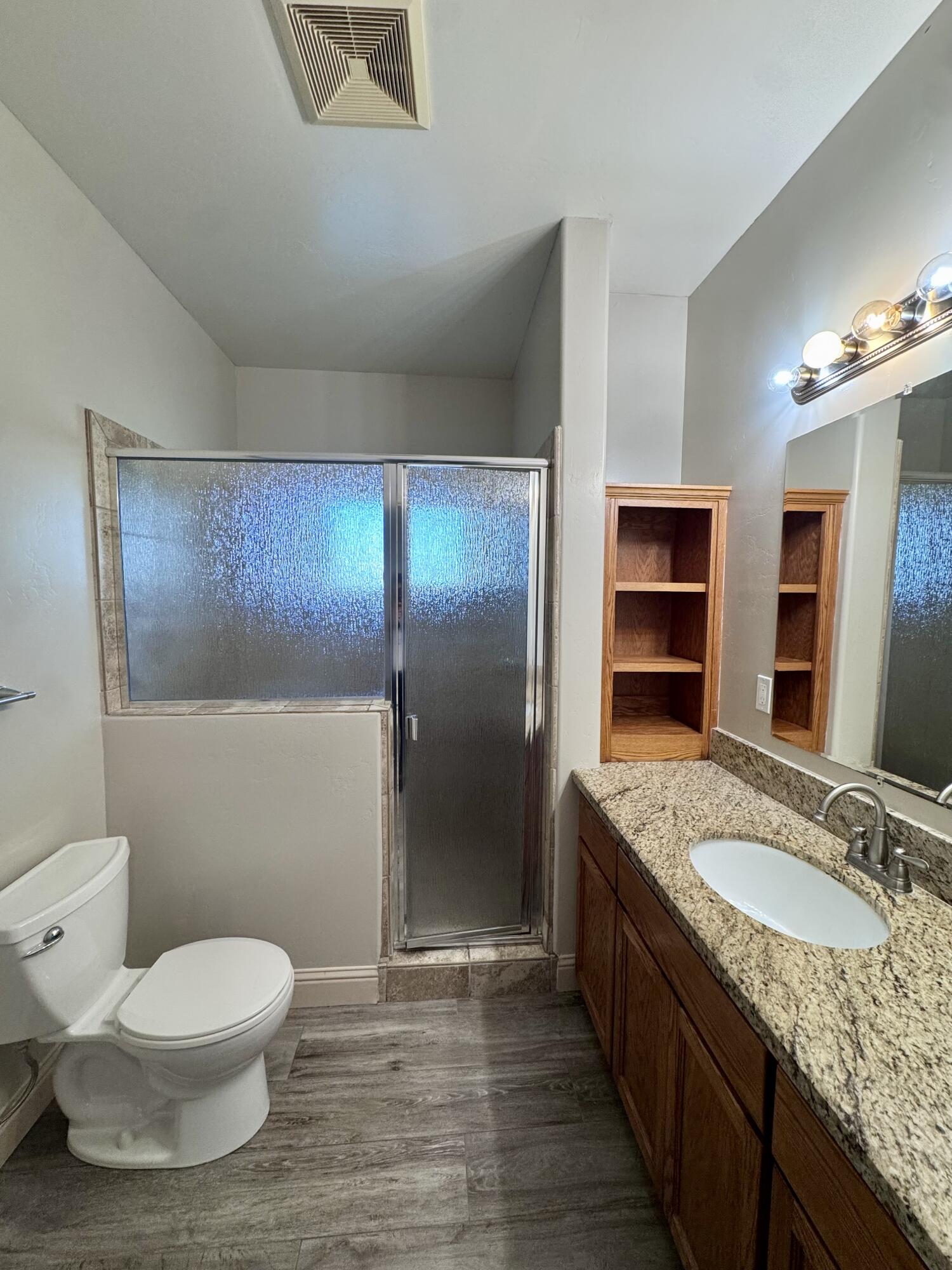 835 E Costner St, Farmersville, CA 93223