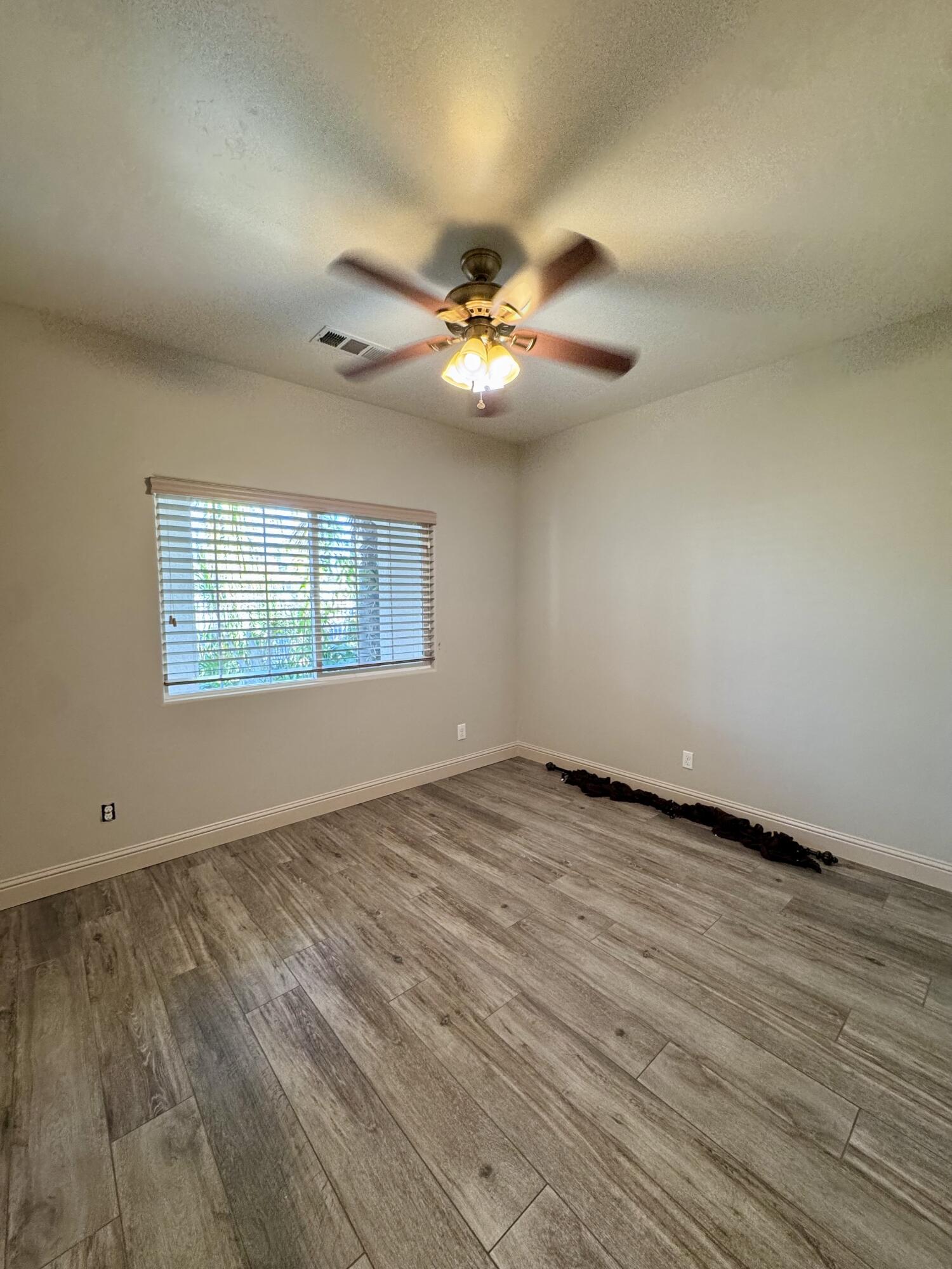 835 E Costner St, Farmersville, CA 93223