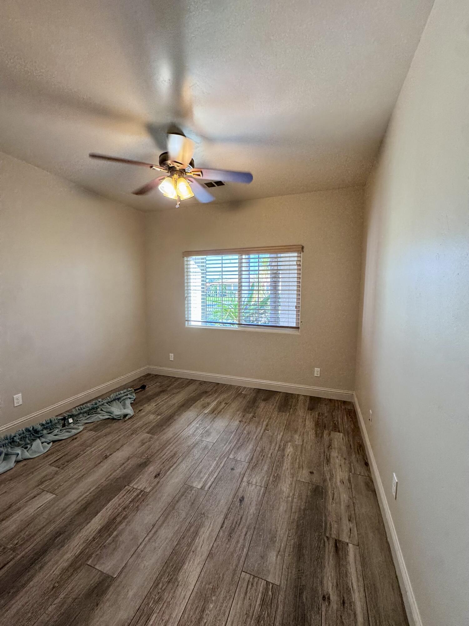 835 E Costner St, Farmersville, CA 93223