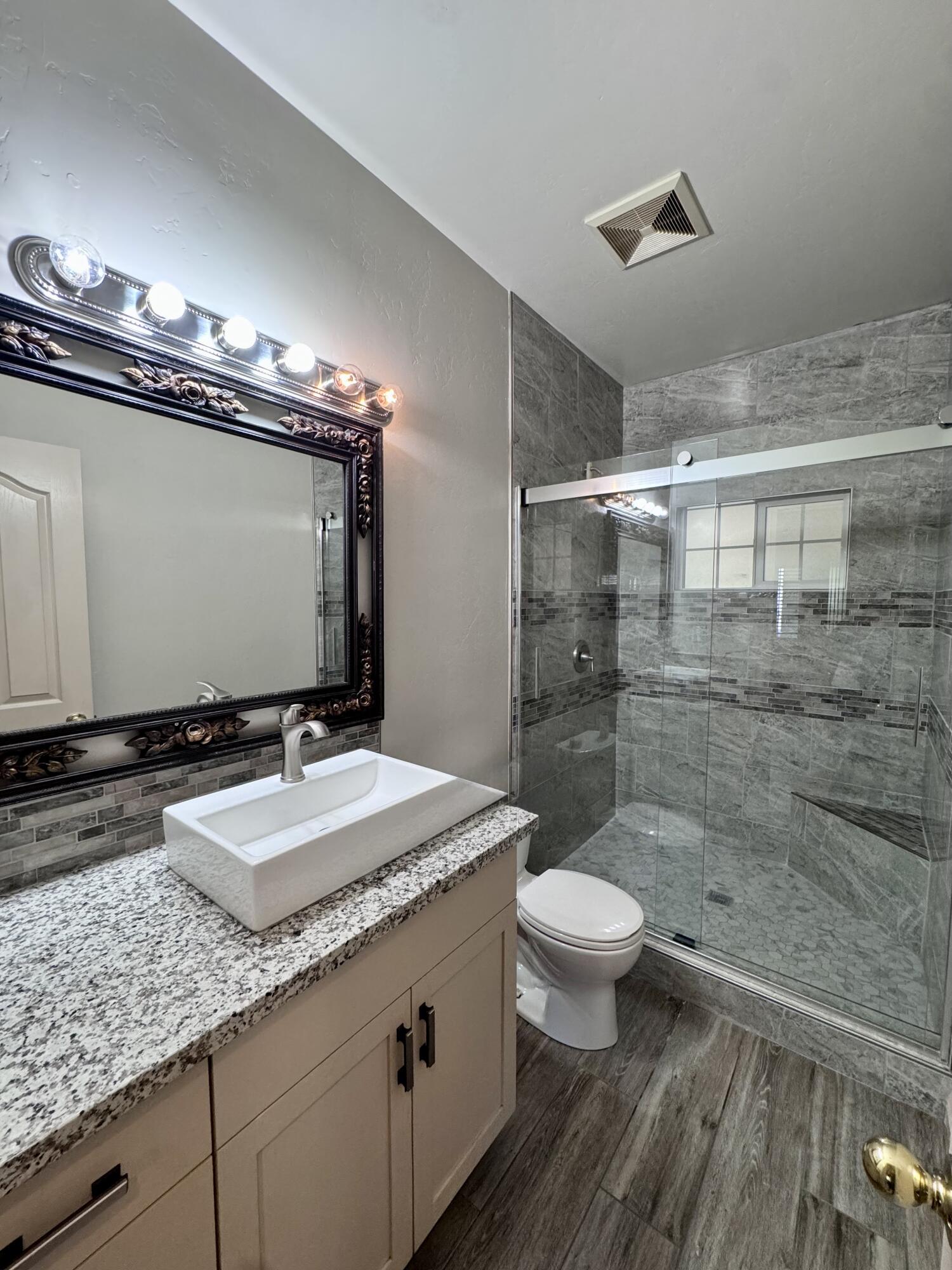 835 E Costner St, Farmersville, CA 93223