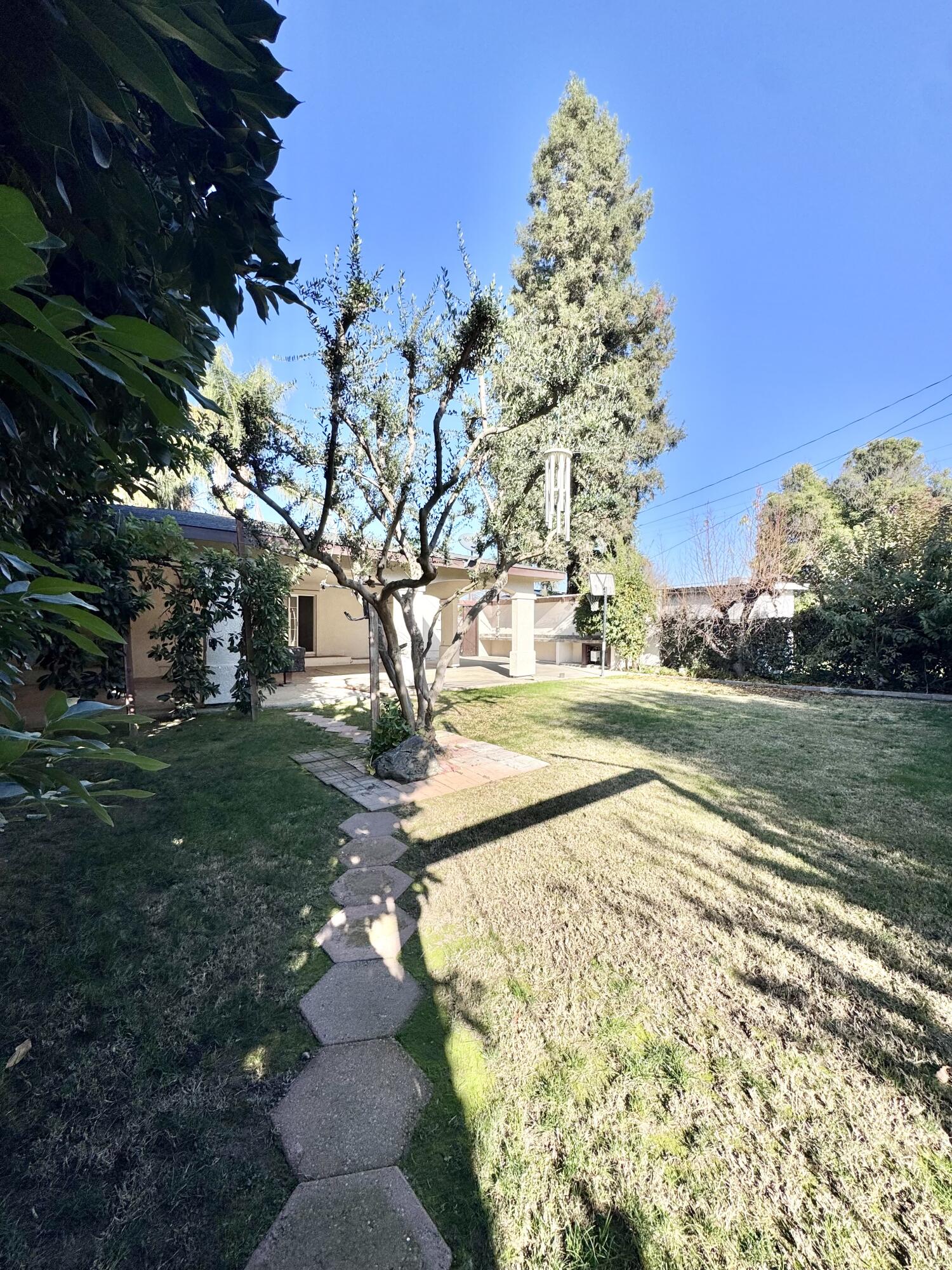 835 E Costner St, Farmersville, CA 93223