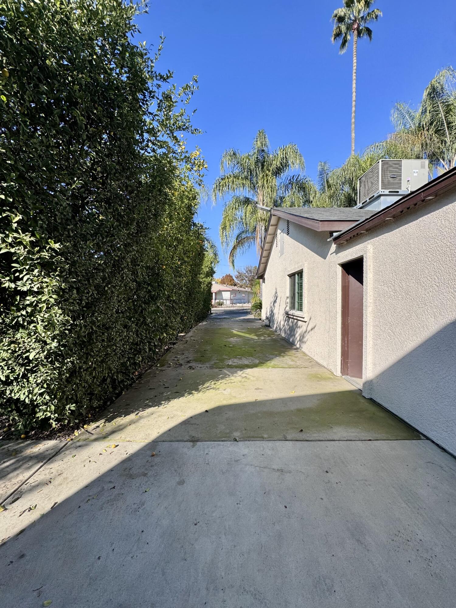 835 E Costner St, Farmersville, CA 93223