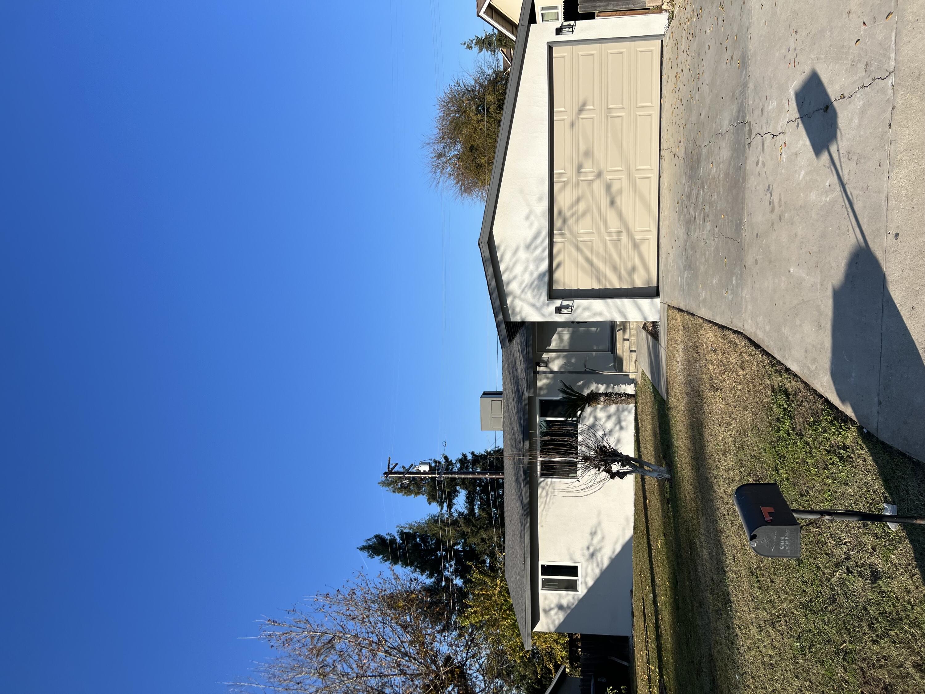614 N View St, Visalia, CA 93292