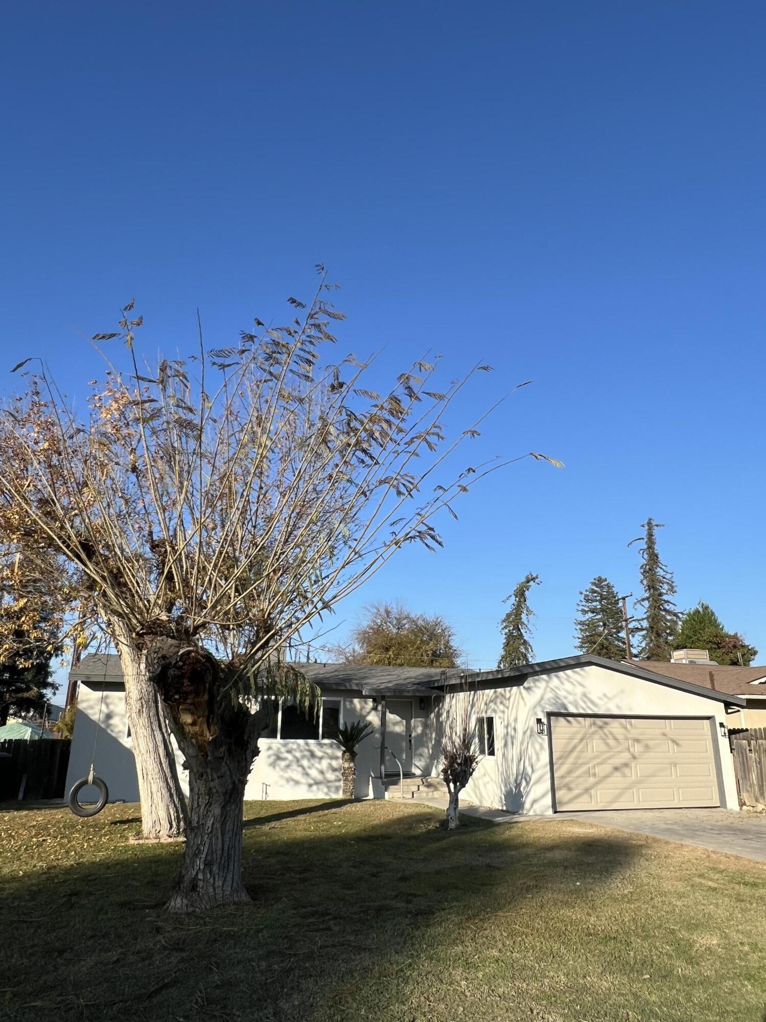614 N View St, Visalia, CA 93292