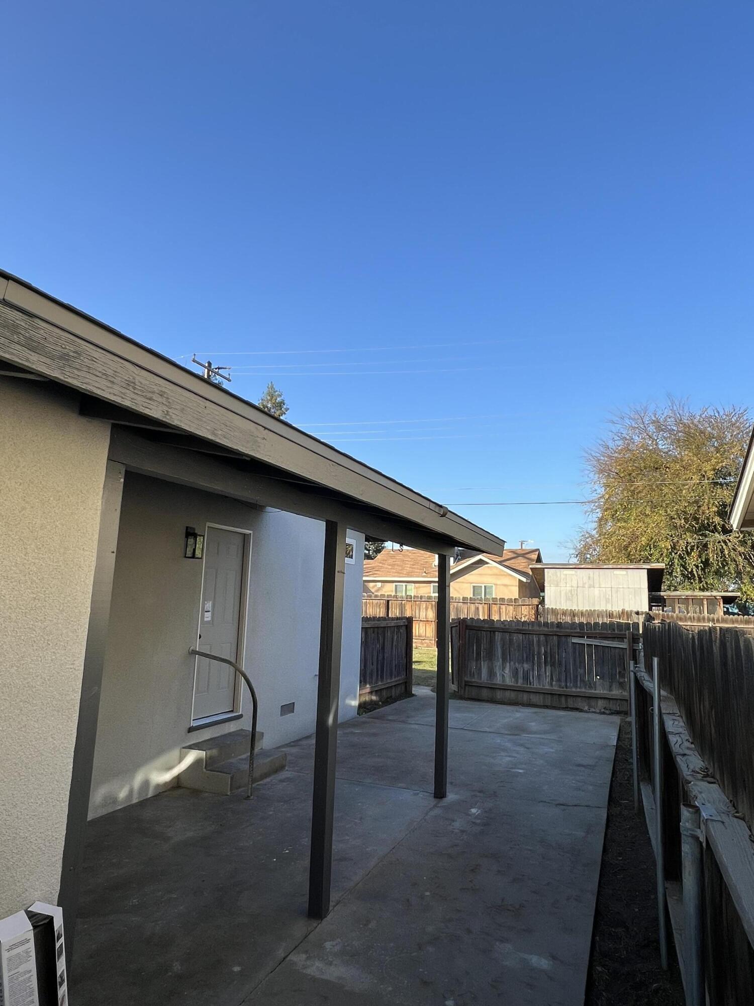 614 N View St, Visalia, CA 93292