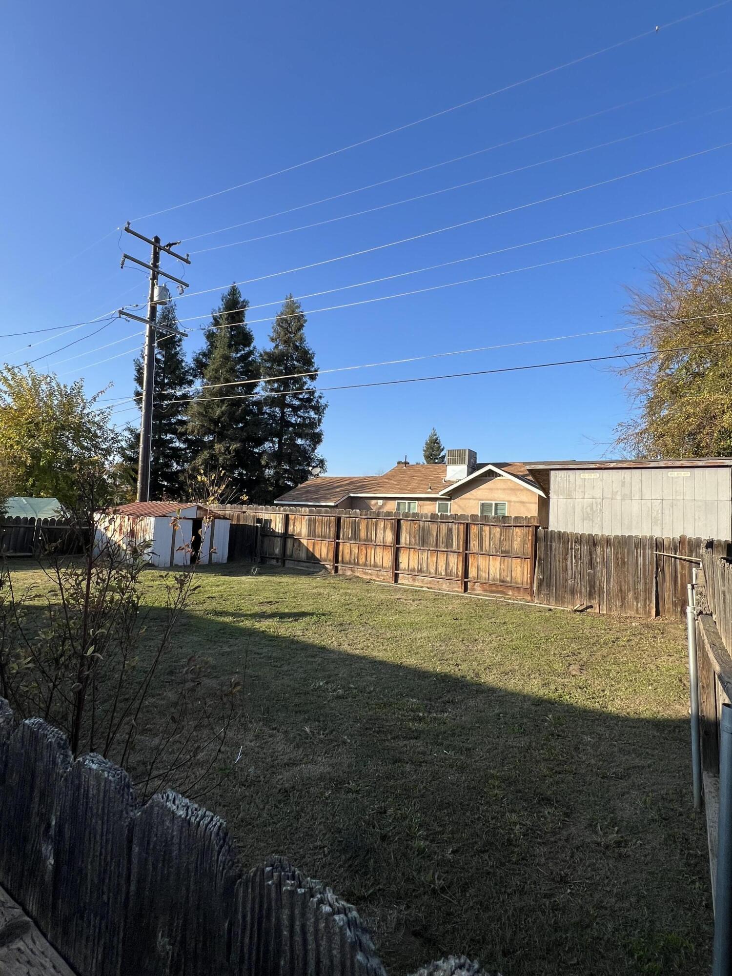 614 N View St, Visalia, CA 93292