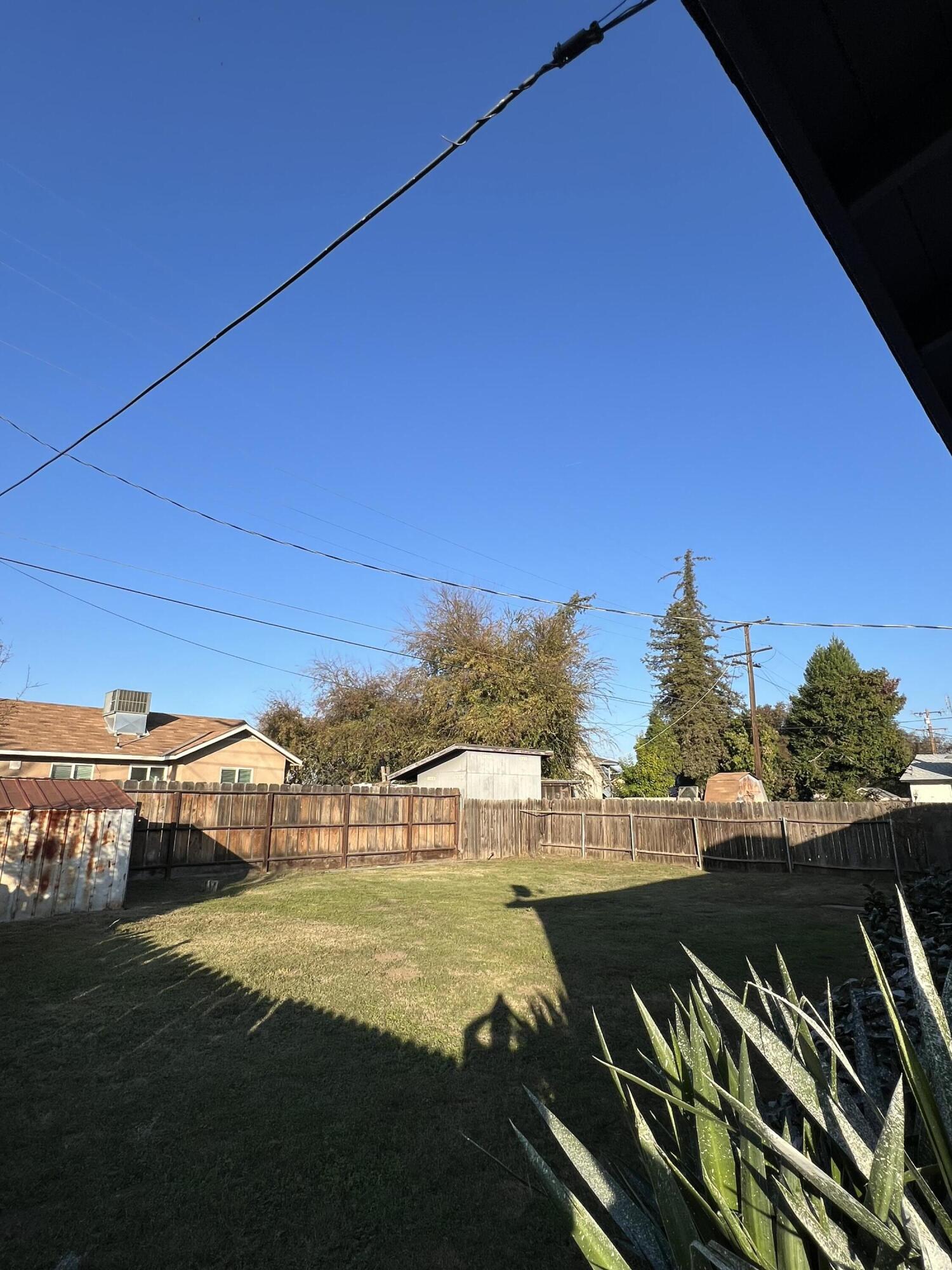 614 N View St, Visalia, CA 93292