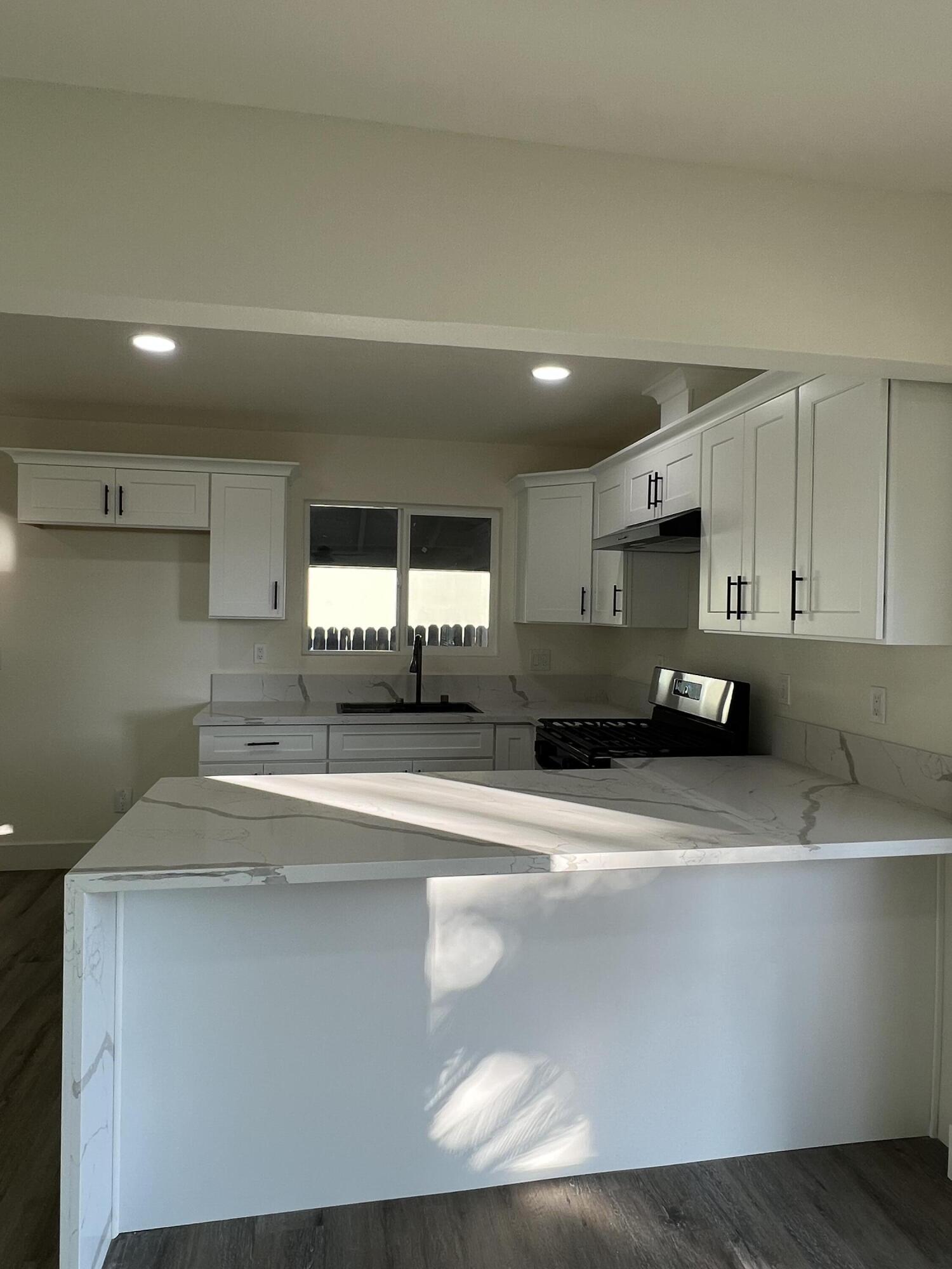 614 N View St, Visalia, CA 93292