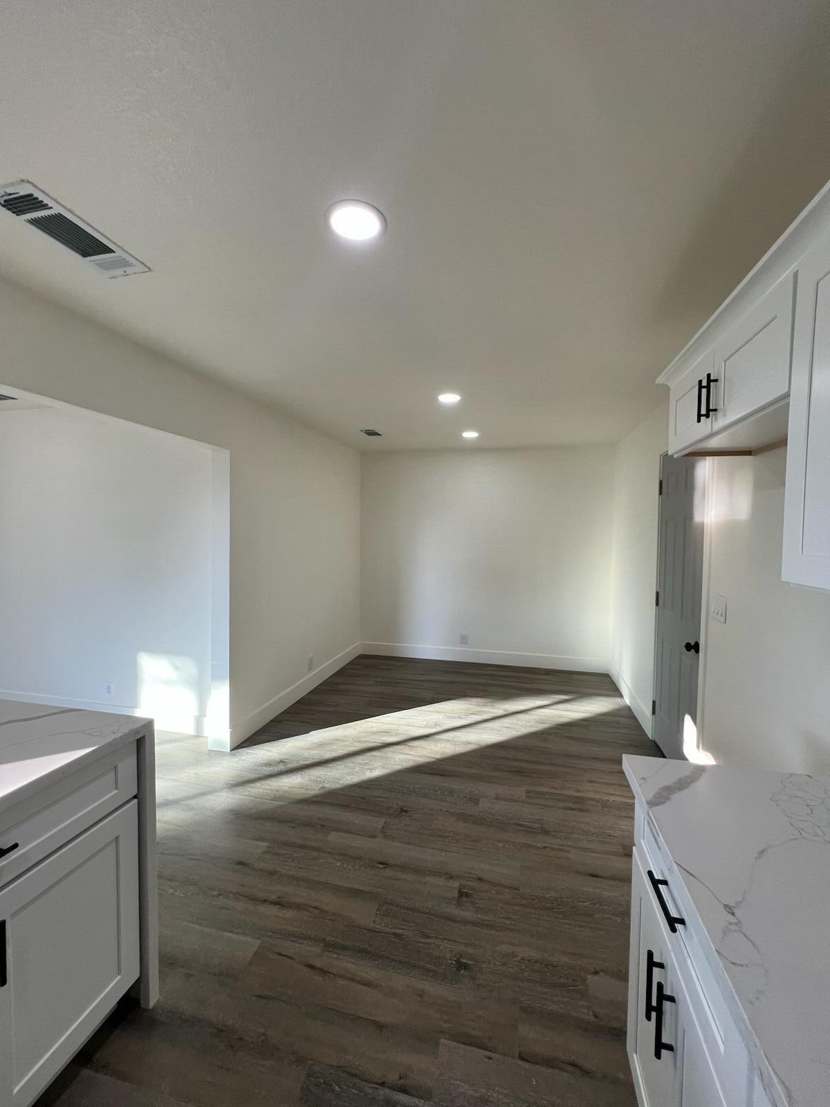 614 N View St, Visalia, CA 93292