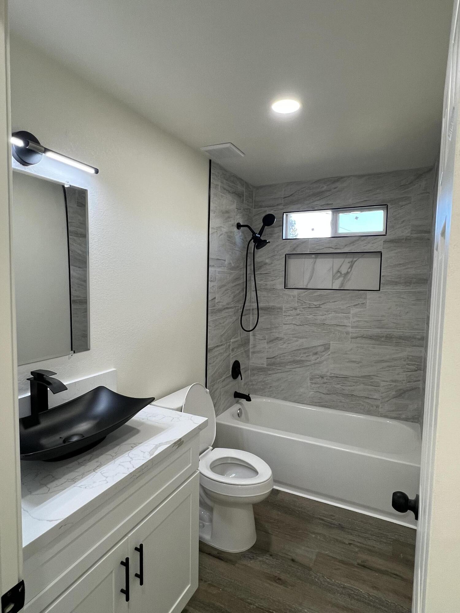 614 N View St, Visalia, CA 93292