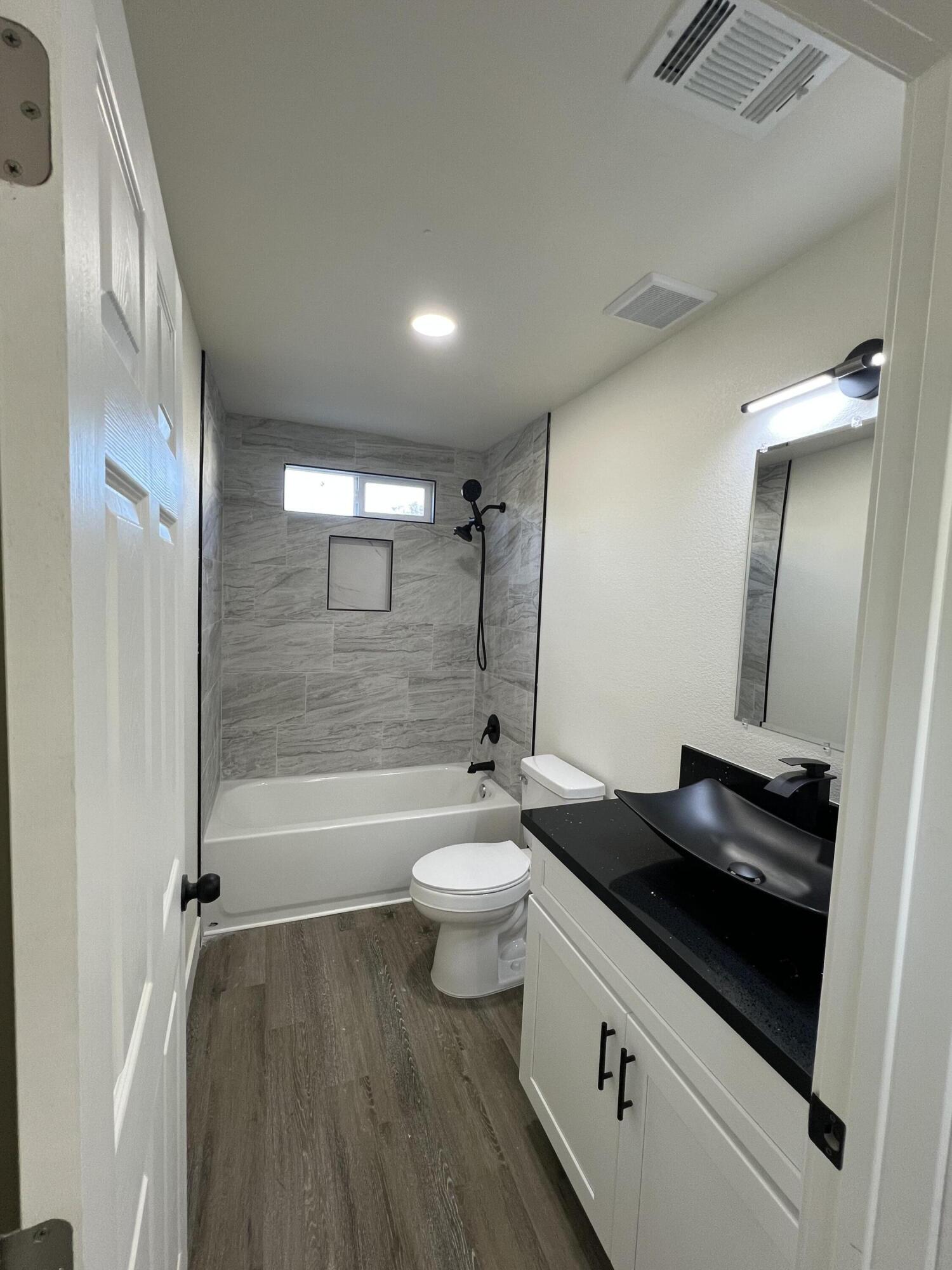 614 N View St, Visalia, CA 93292