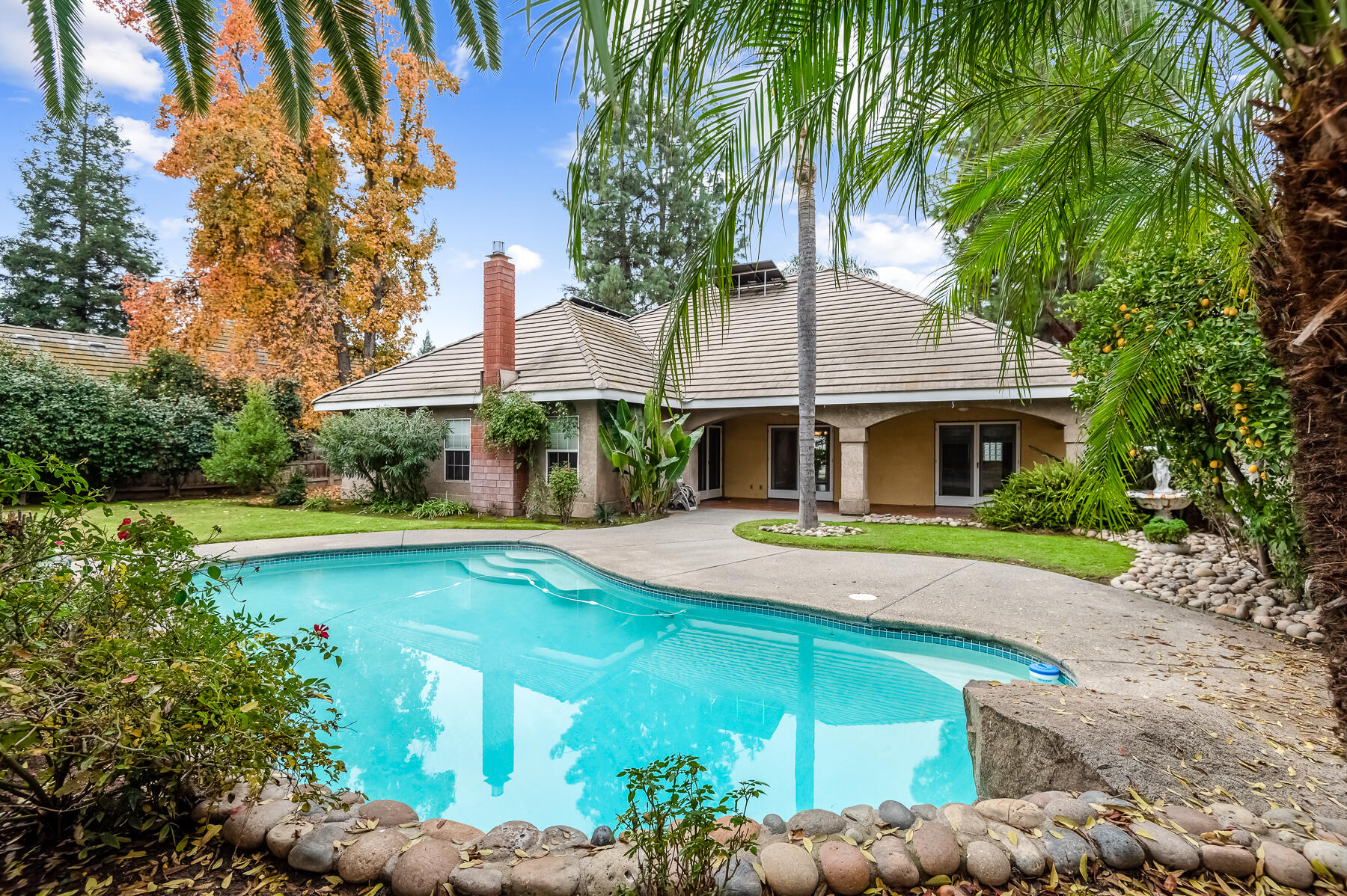 1134 N Rova Ct, Visalia, CA 93291