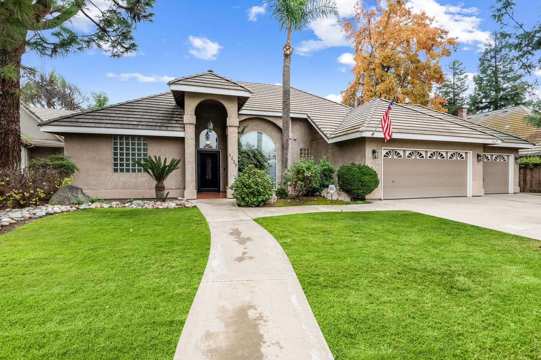 1134 N Rova Ct, Visalia, CA 93291