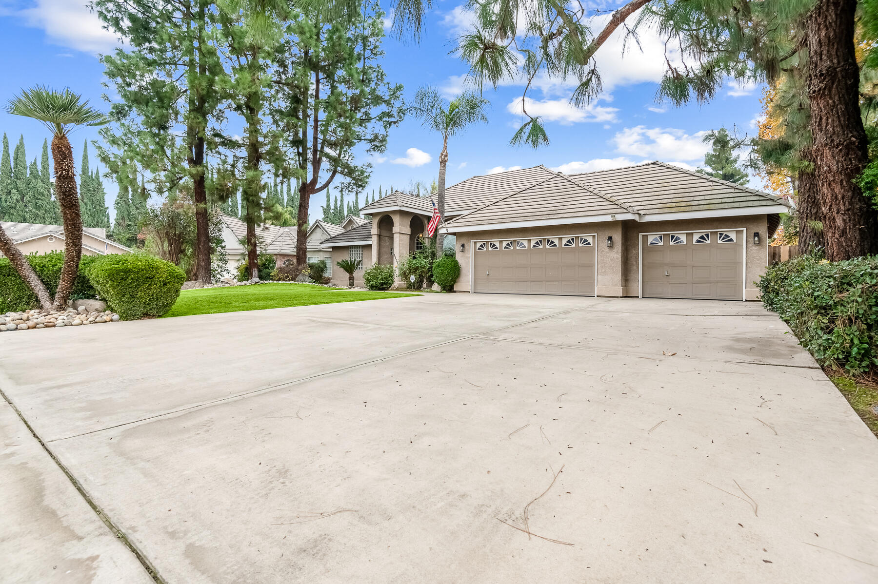 1134 N Rova Ct, Visalia, CA 93291