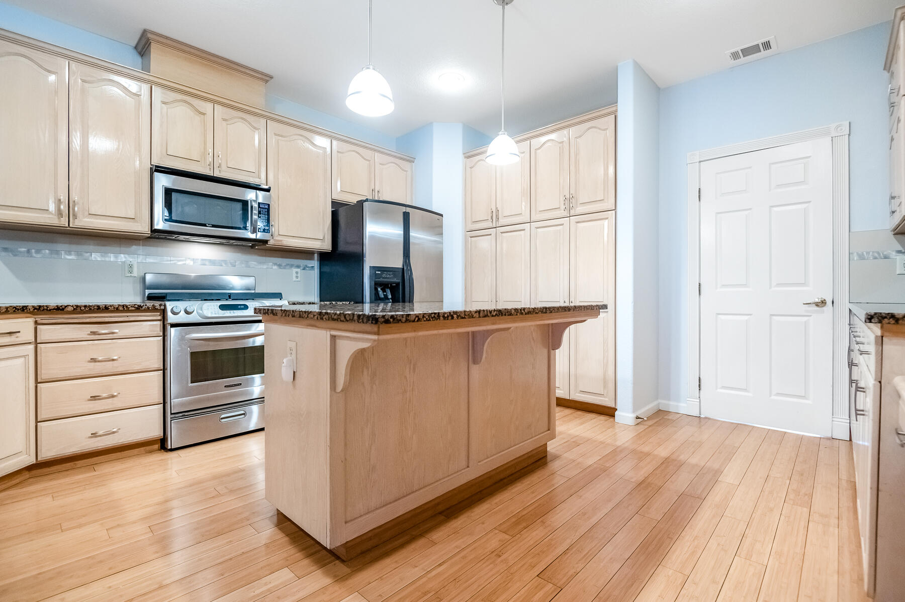 1134 N Rova Ct, Visalia, CA 93291