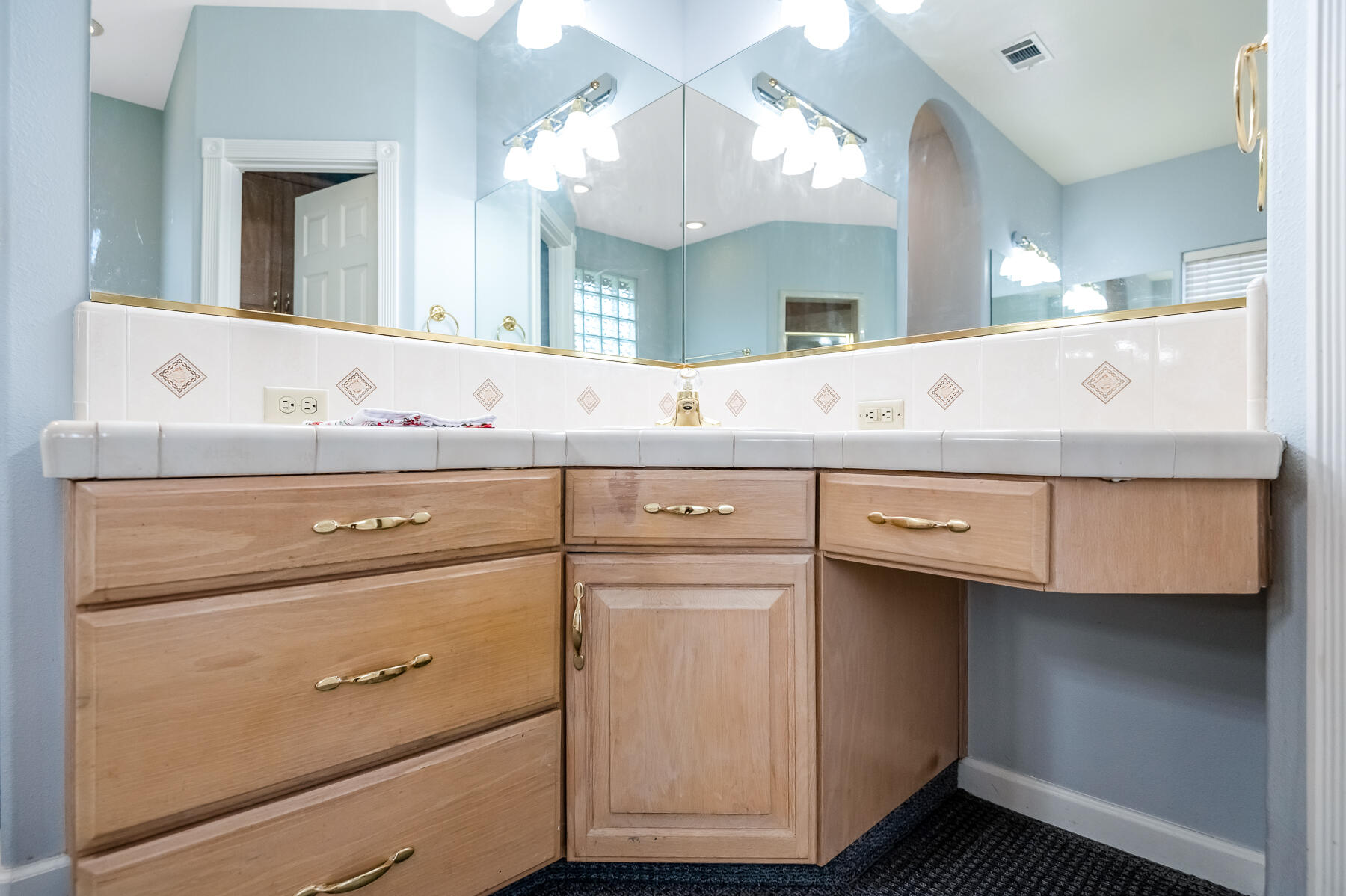 1134 N Rova Ct, Visalia, CA 93291