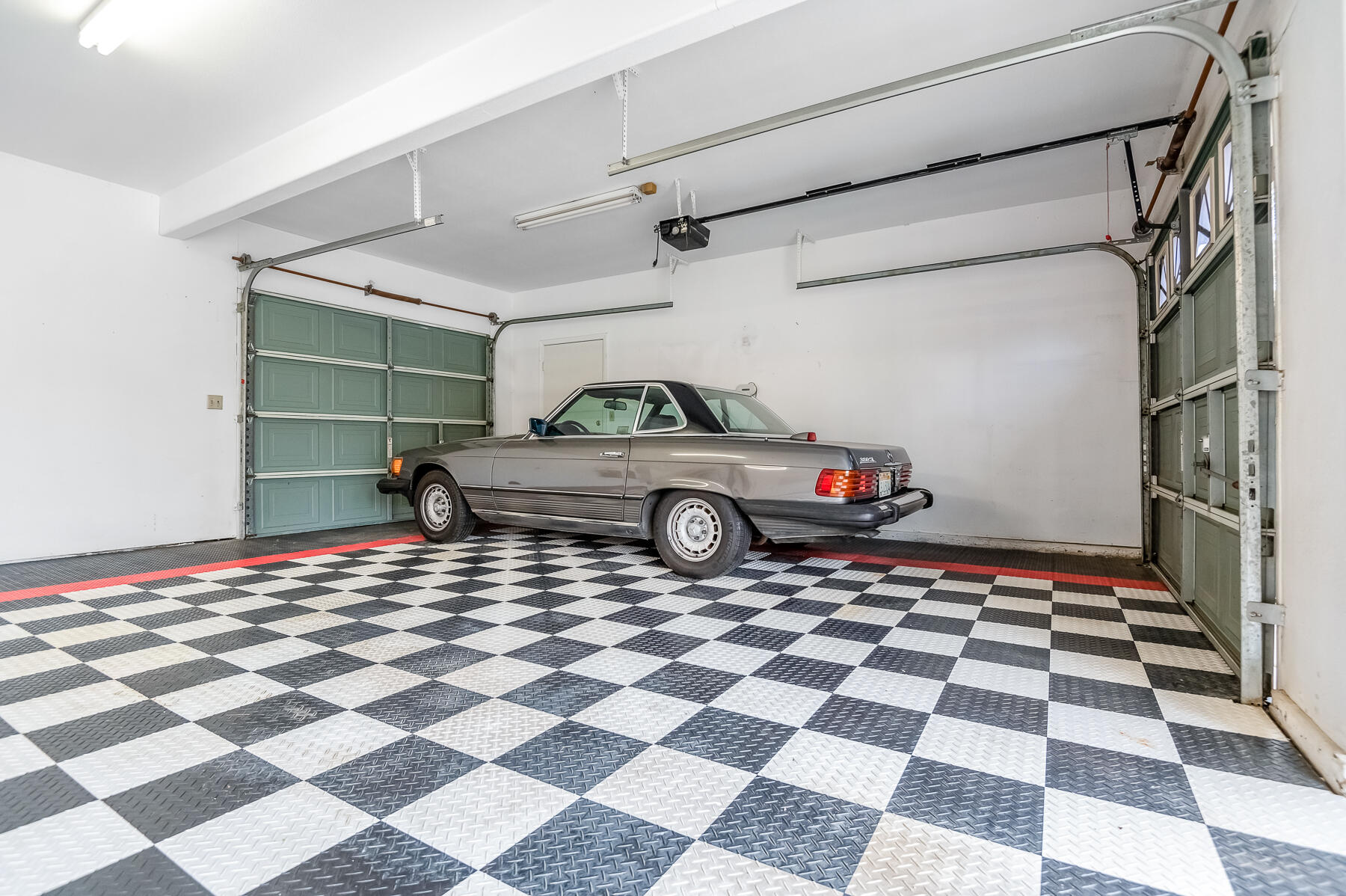 1134 N Rova Ct, Visalia, CA 93291