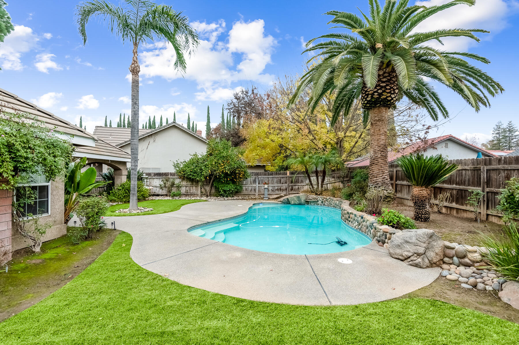 1134 N Rova Ct, Visalia, CA 93291