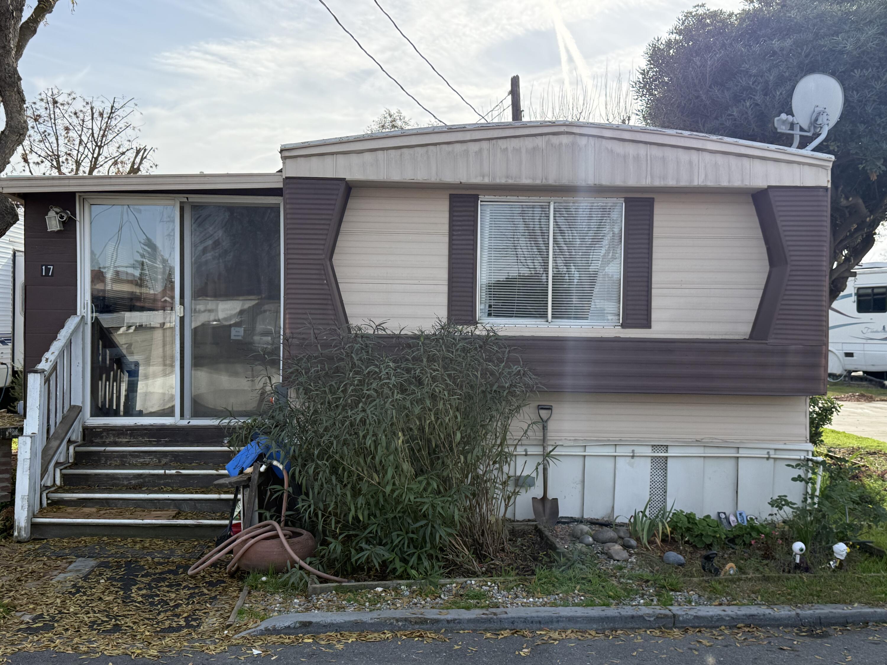 820 S Chinowth St #17, Visalia, CA 93277