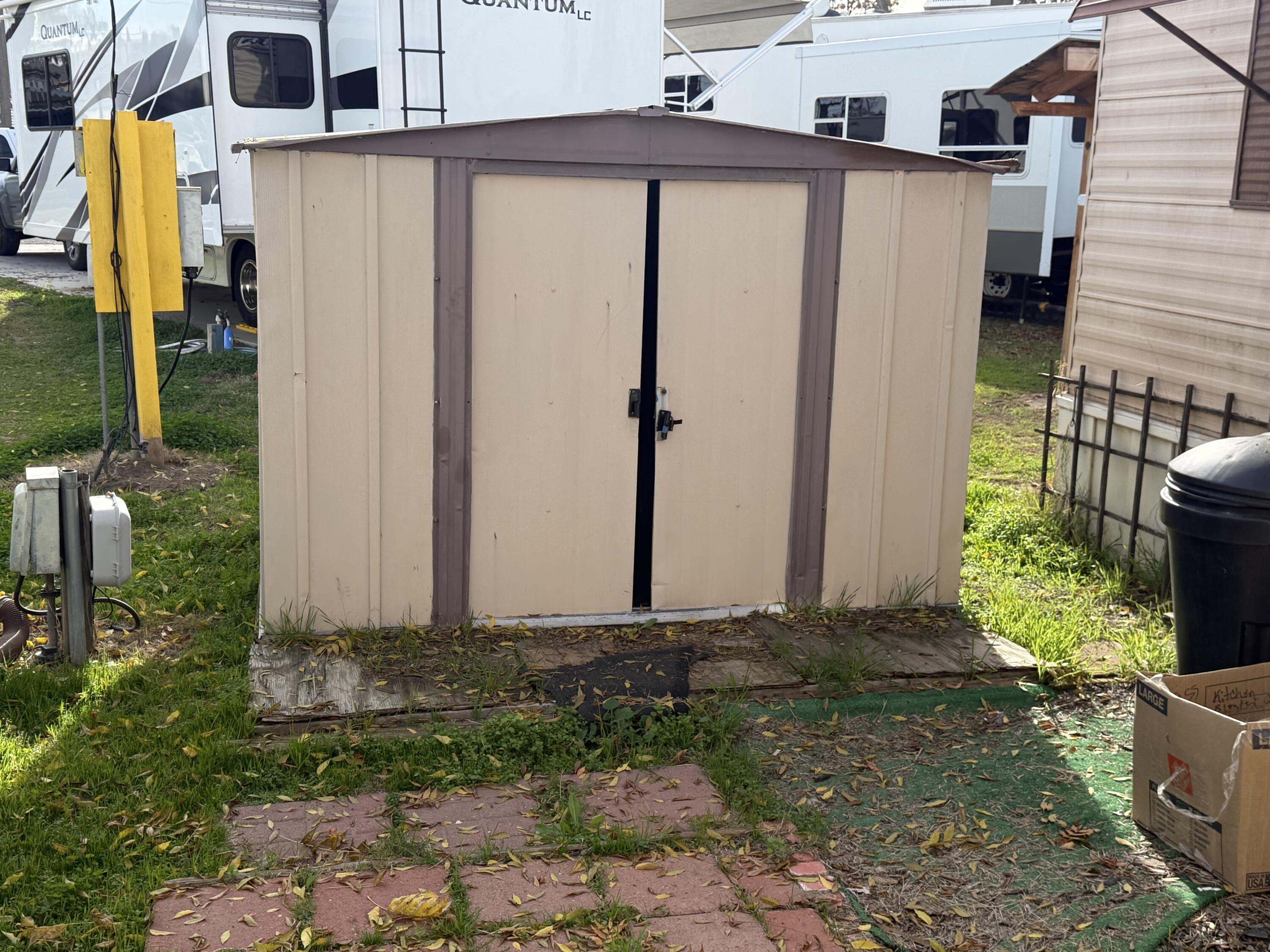 820 S Chinowth St #17, Visalia, CA 93277