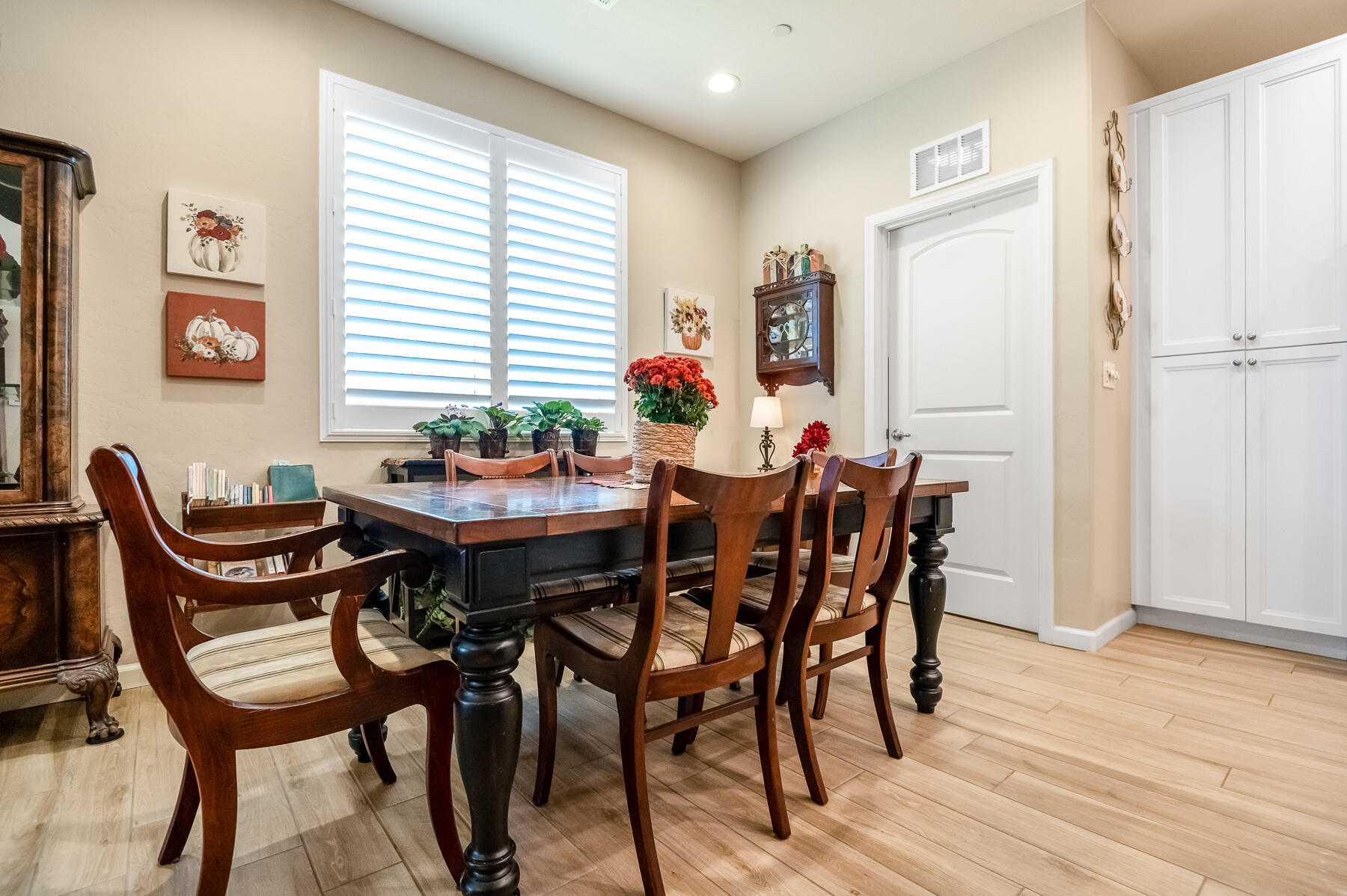 3238 N Rova Ct, Visalia, CA 93291