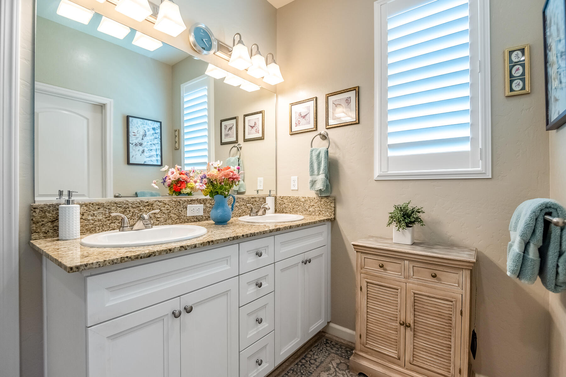 3238 N Rova Ct, Visalia, CA 93291