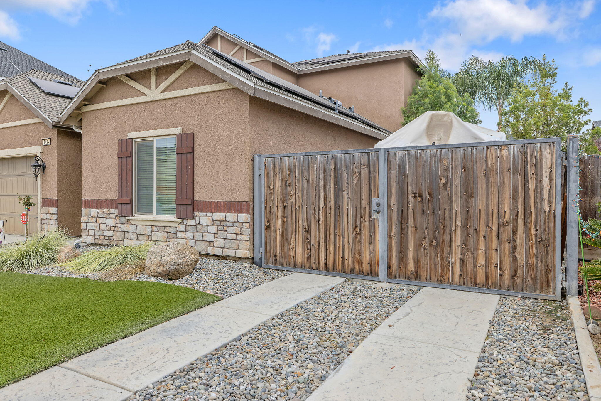 1944 W Babcock Ave, Visalia, CA 93291