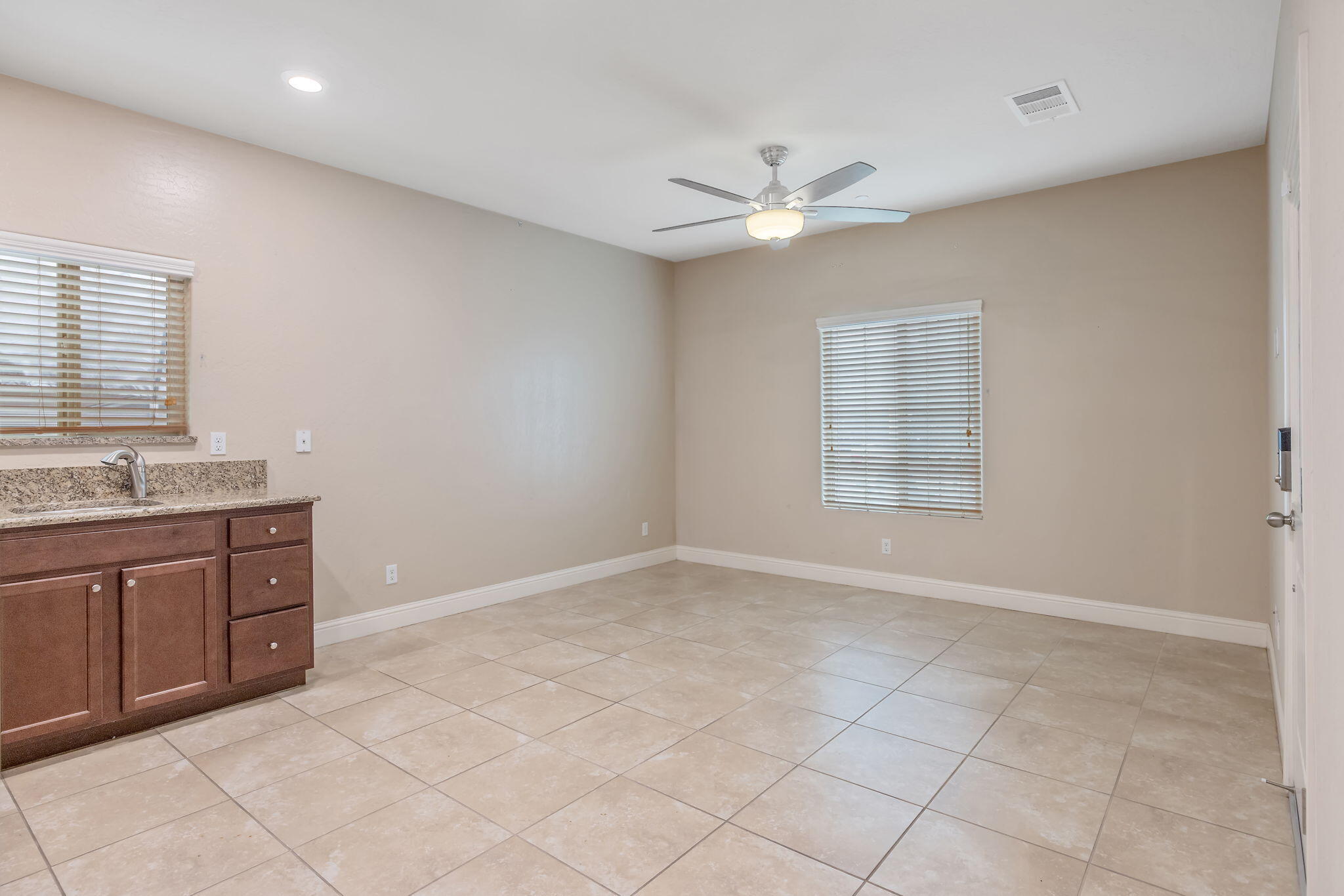 1944 W Babcock Ave, Visalia, CA 93291