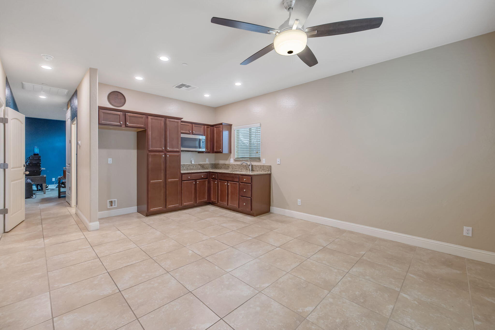 1944 W Babcock Ave, Visalia, CA 93291