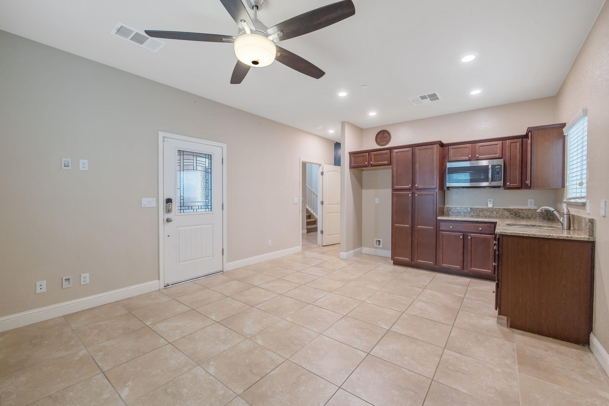 1944 W Babcock Ave, Visalia, CA 93291