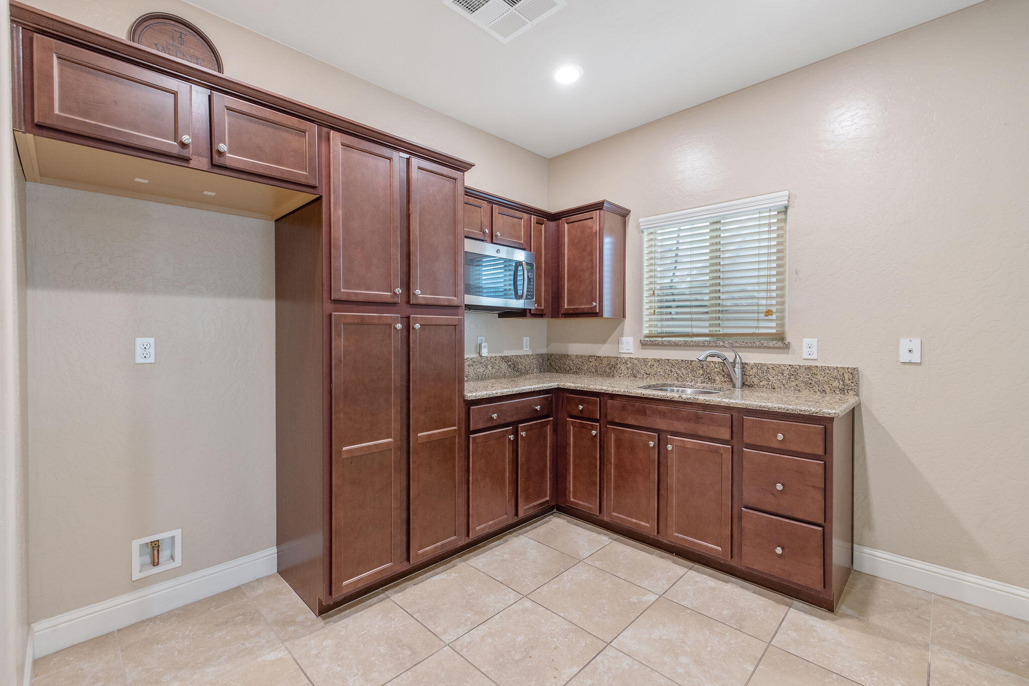 1944 W Babcock Ave, Visalia, CA 93291