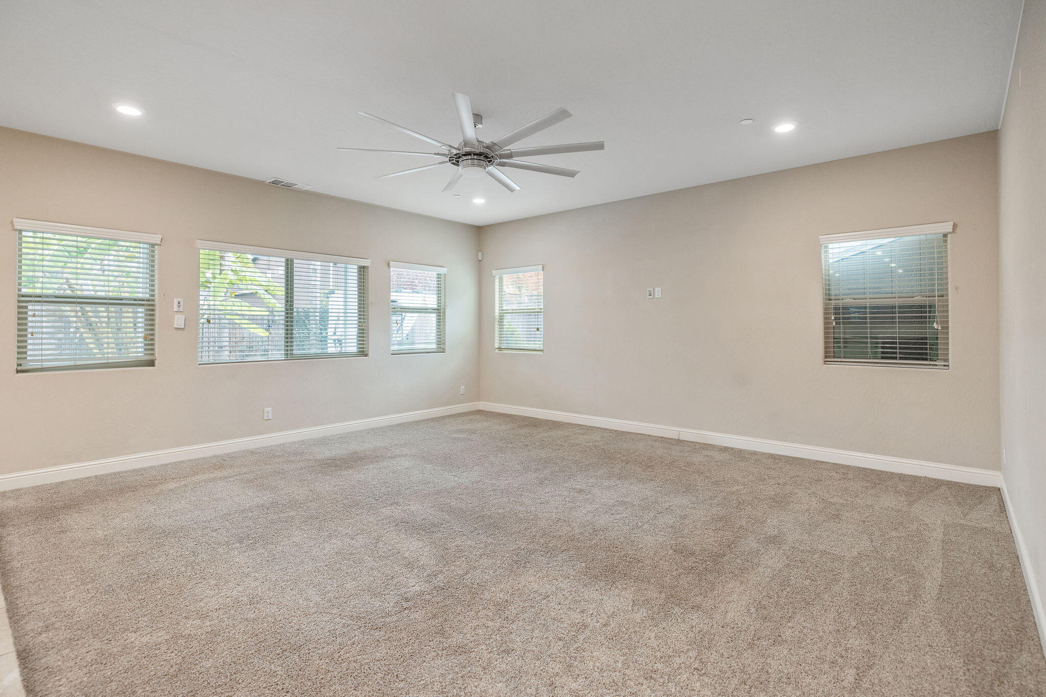 1944 W Babcock Ave, Visalia, CA 93291