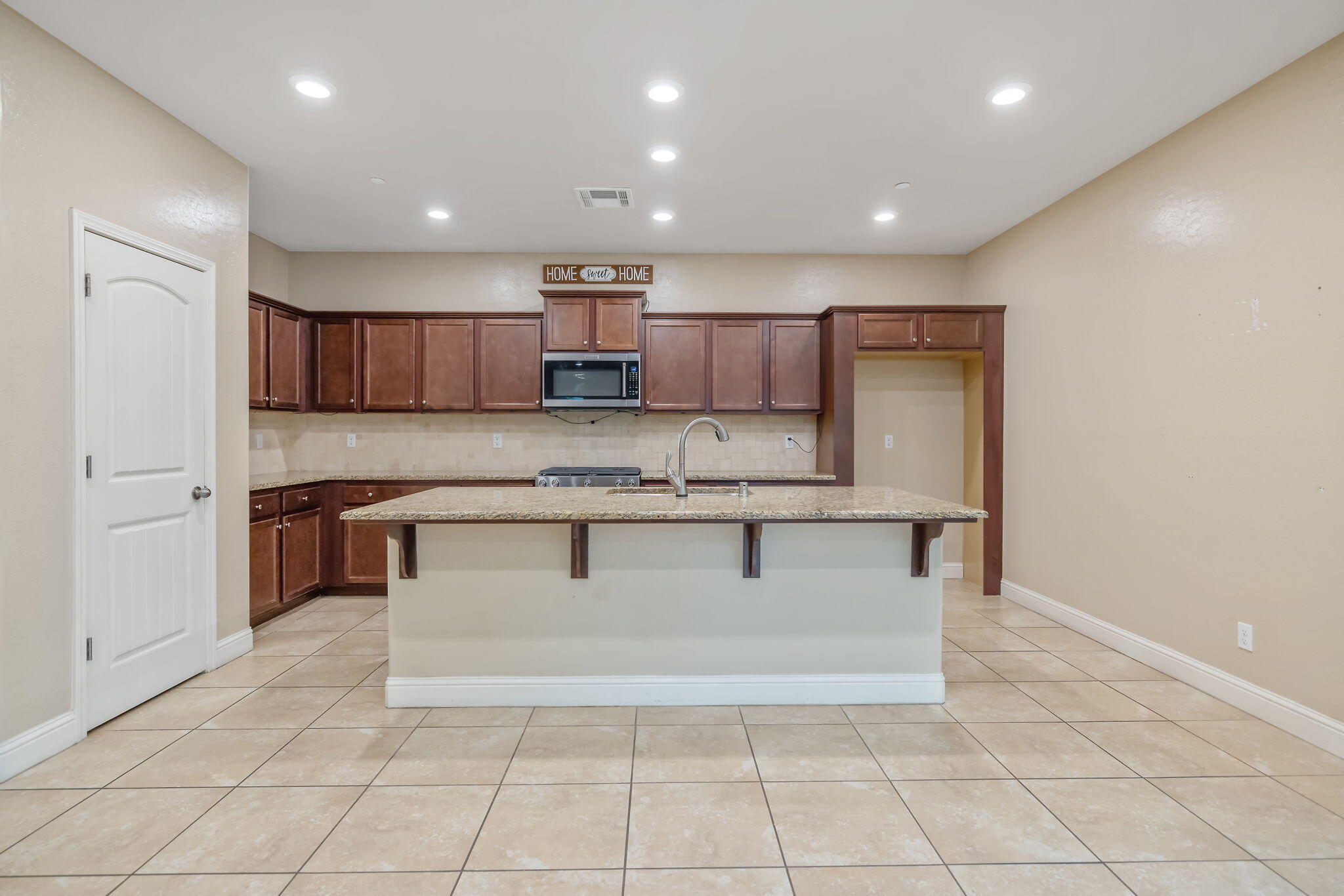 1944 W Babcock Ave, Visalia, CA 93291