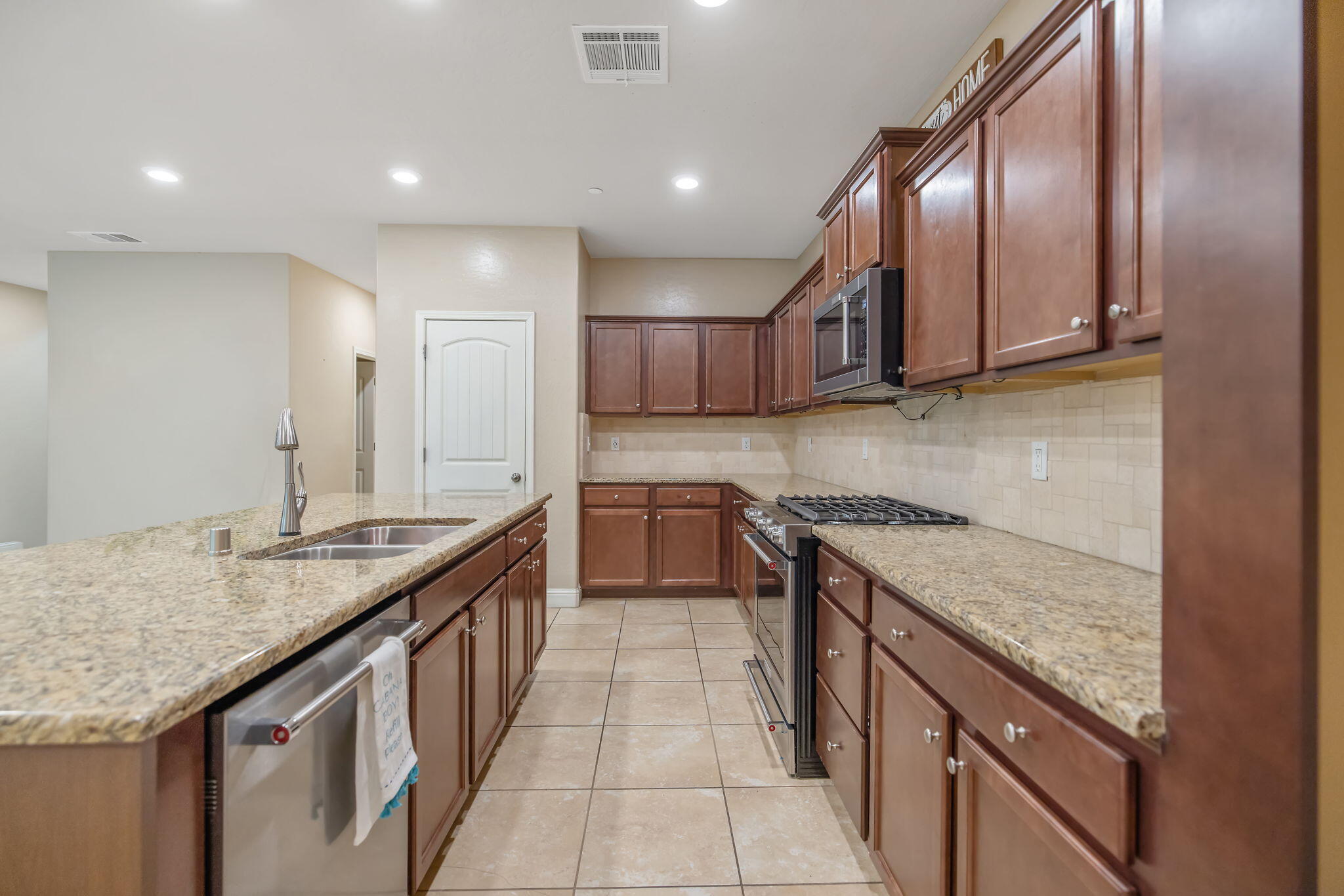 1944 W Babcock Ave, Visalia, CA 93291