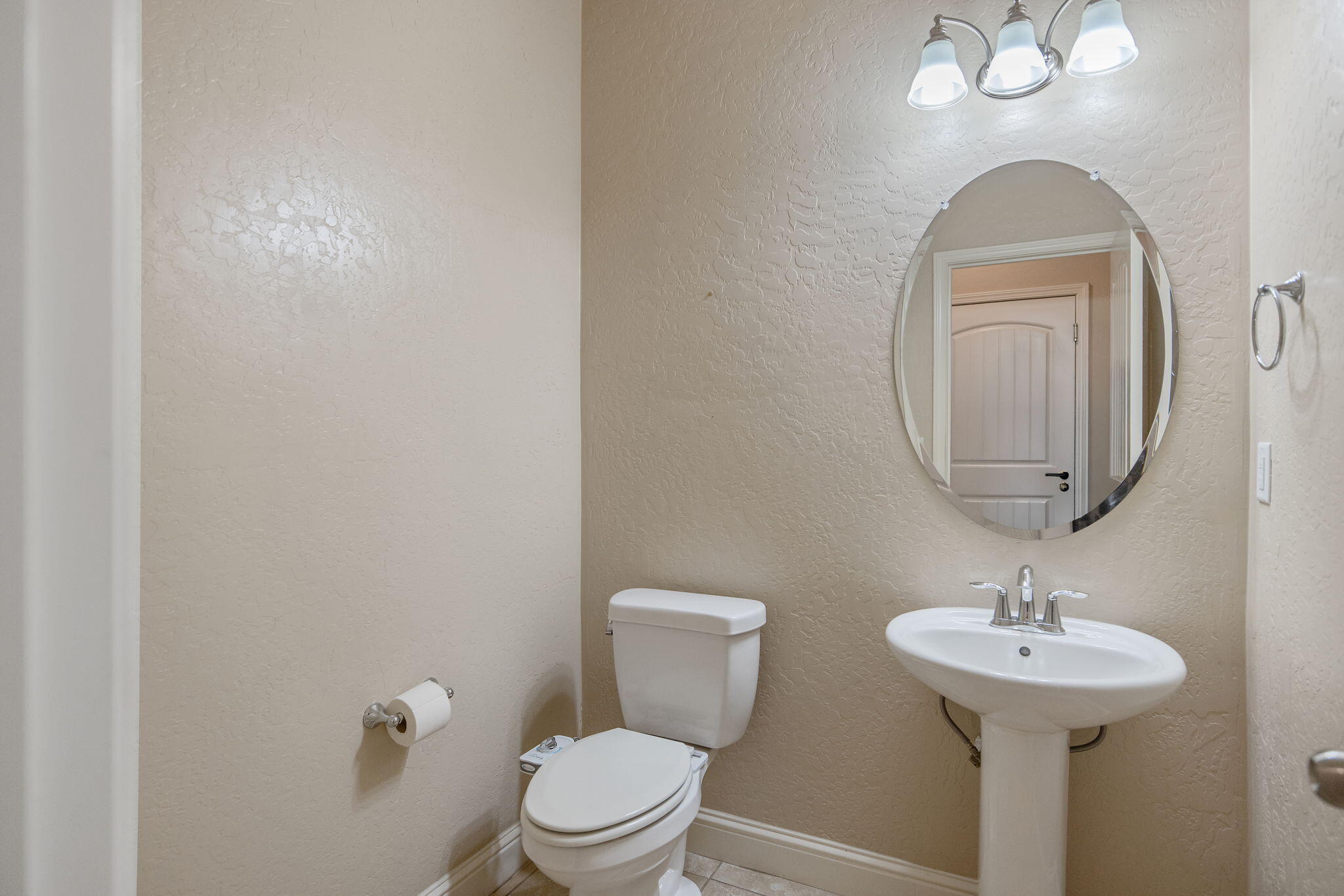 1944 W Babcock Ave, Visalia, CA 93291