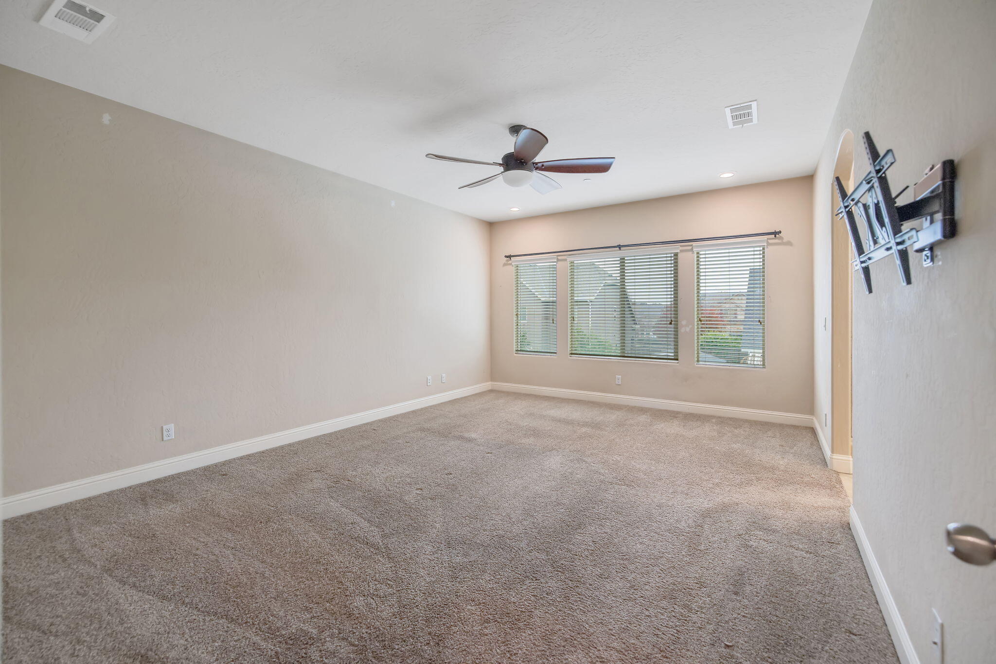 1944 W Babcock Ave, Visalia, CA 93291