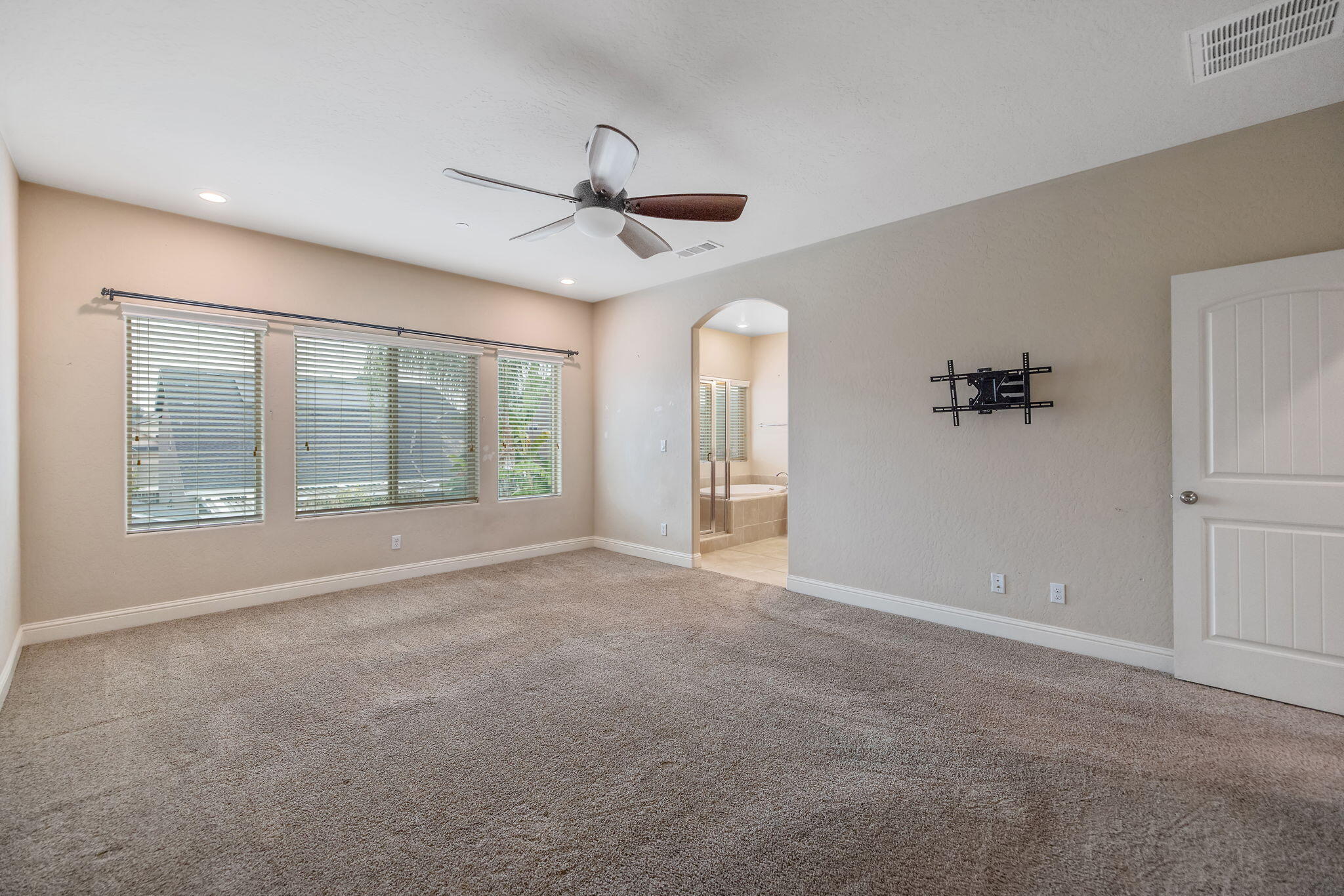 1944 W Babcock Ave, Visalia, CA 93291