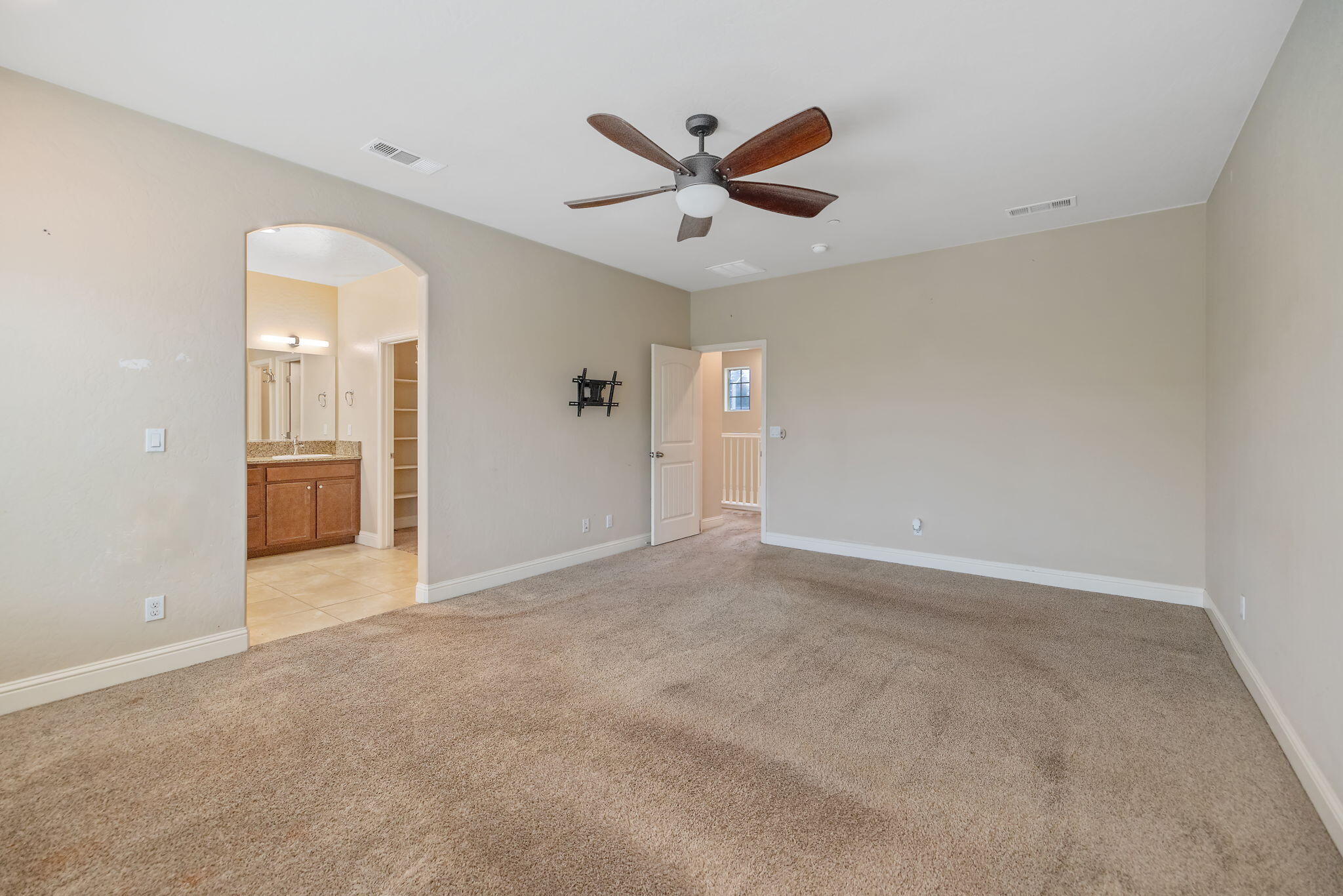 1944 W Babcock Ave, Visalia, CA 93291