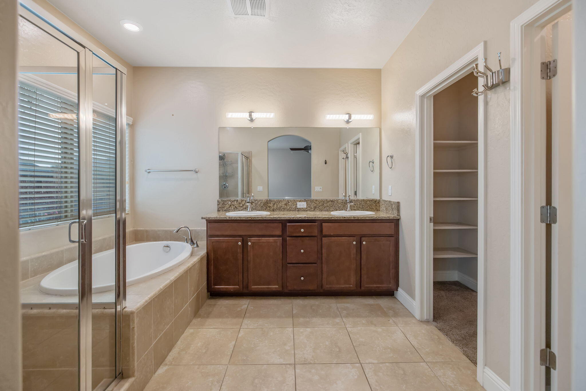 1944 W Babcock Ave, Visalia, CA 93291