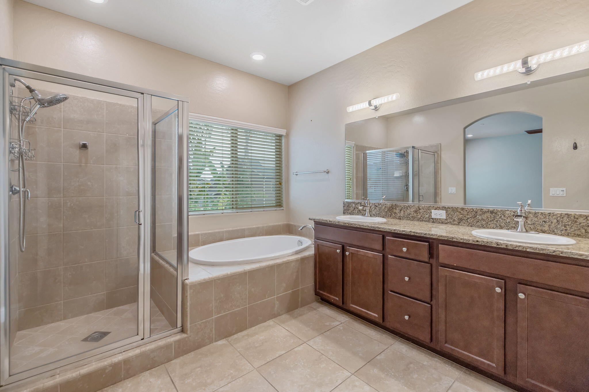 1944 W Babcock Ave, Visalia, CA 93291