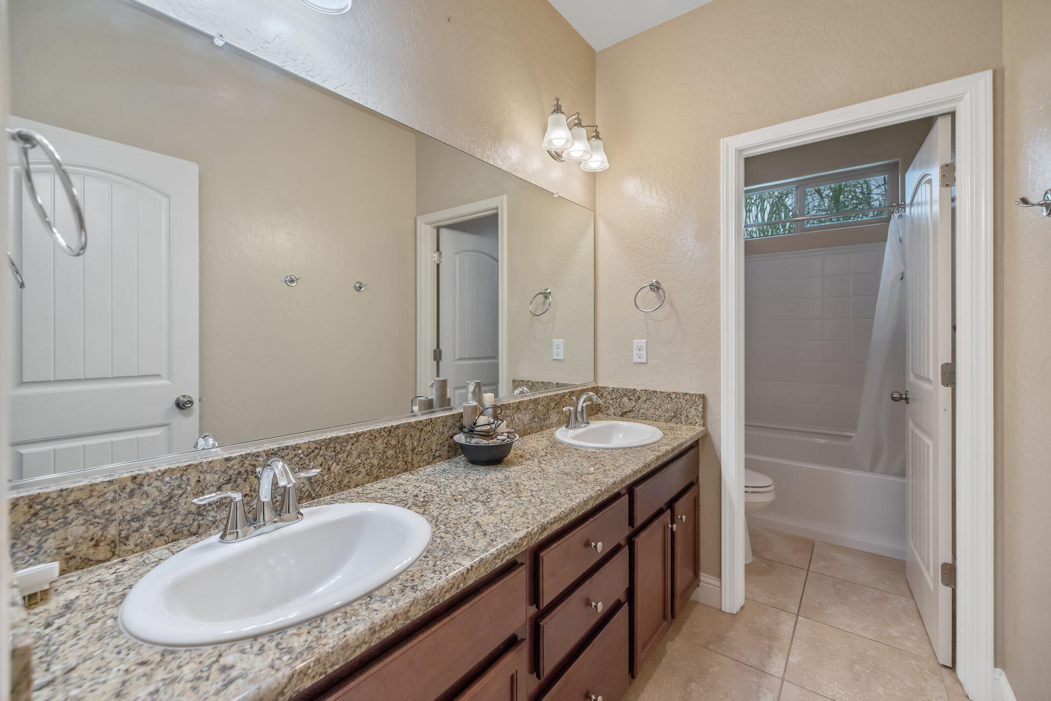 1944 W Babcock Ave, Visalia, CA 93291