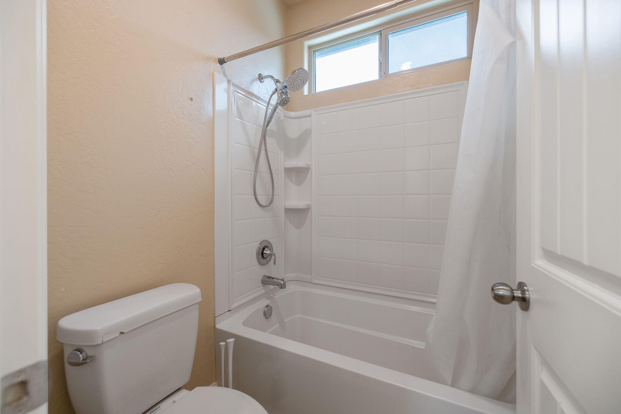 1944 W Babcock Ave, Visalia, CA 93291