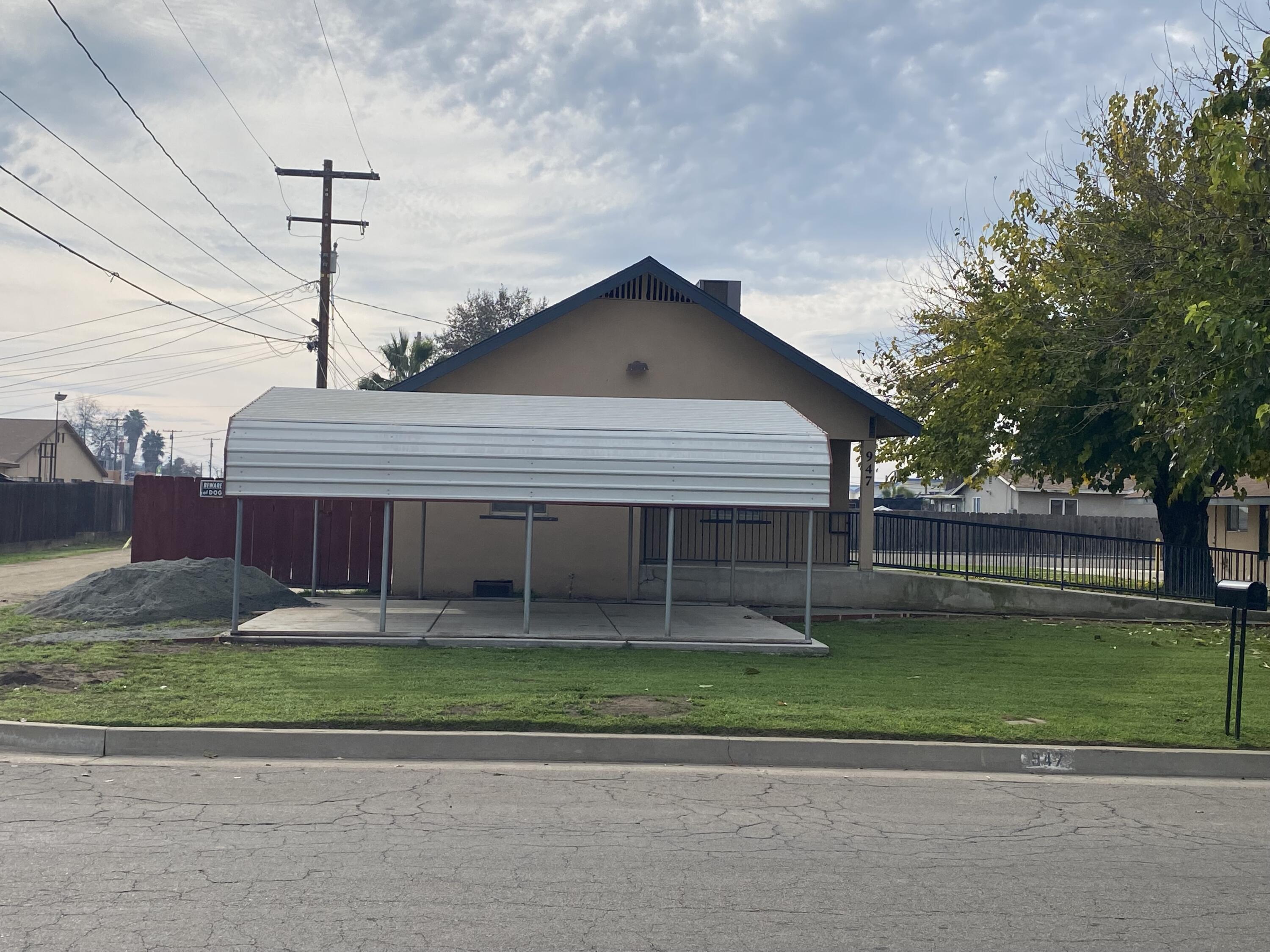 947 W Kern Ave, Tulare, CA 93274