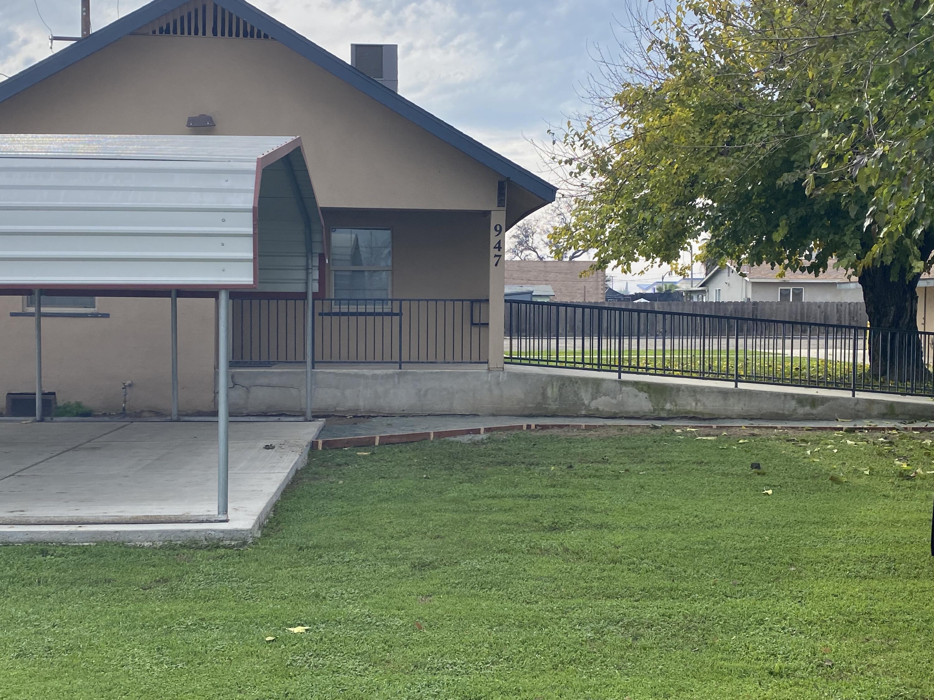 947 W Kern Ave, Tulare, CA 93274