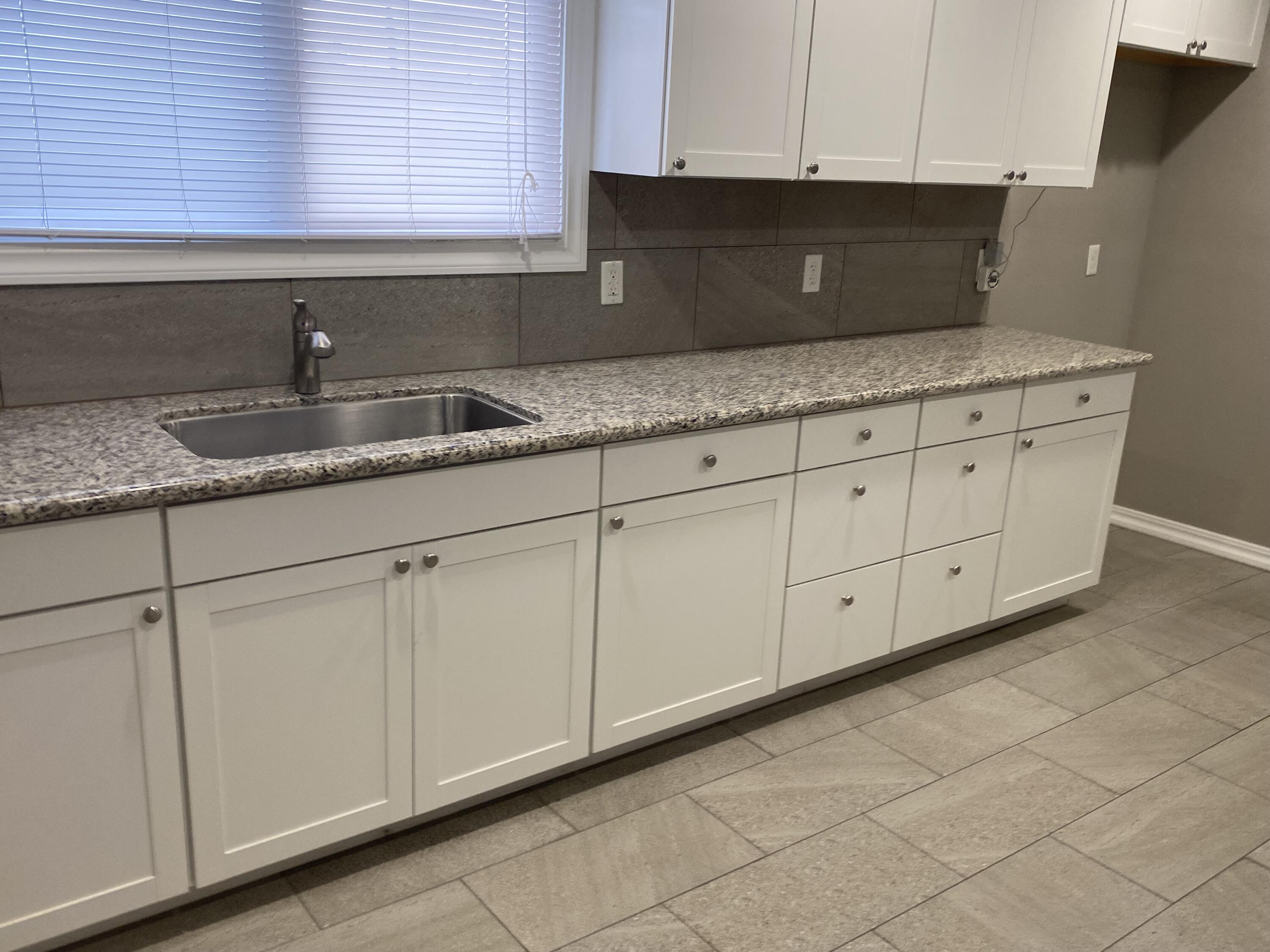 947 W Kern Ave, Tulare, CA 93274