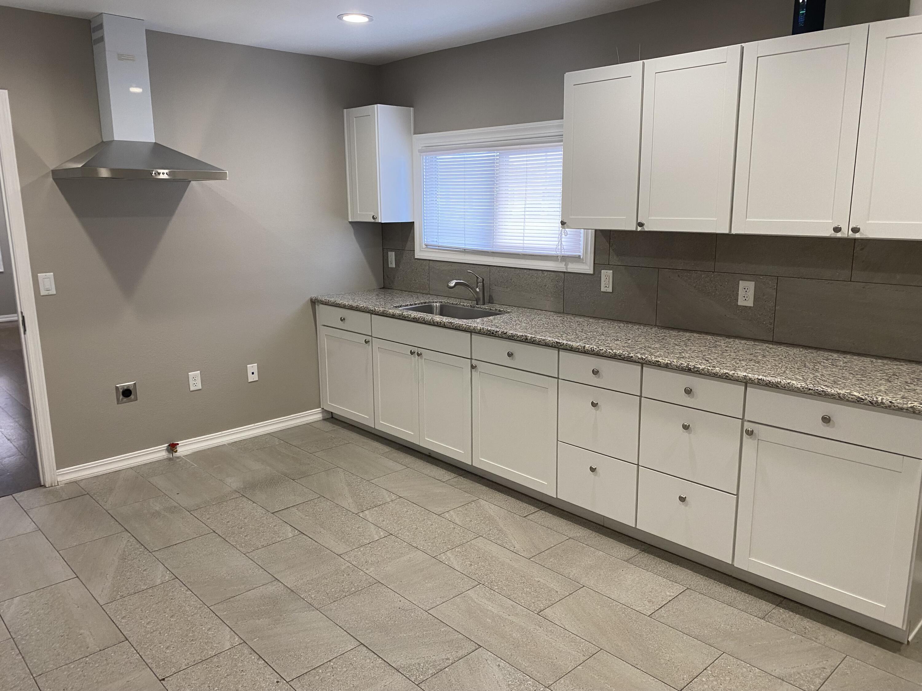 947 W Kern Ave, Tulare, CA 93274